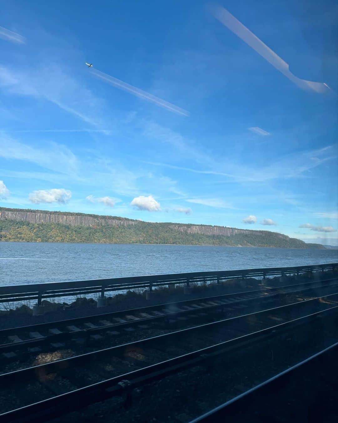 岡田育さんのインスタグラム写真 - (岡田育Instagram)「By the Hudson River. 🍁🚞 . I’ve been so down to hear about our sudden loss of Atsushi Sakurai the great singer/lyricist of Japan. I’m still not able to read the details or even say RIP thing out of my mouth, but let us keep on the parade he‘d led. . 突然の訃報に心乱され胸を痛めつつも、そんなこと書いてハッシュタグ経由でlikeを稼いで何になるとの想いもあり、日本語メディアから離れて暮らせる有難味を噛み締めつつ、まぁみんなハドソン川沿いの紅葉でも見て気を落ち着けてくれよな、とBGMにガタガタ＆ゴタゴト「Go-Go B-T Train」を選ぼうと思ったが、いや、今の気分はどう考えても「恋」ですね。去年の35周年千葉が最後。今年も観に行くつもりだった。あのBUCK-TICKが五人揃わない、櫻井敦司を喪った世界、まだ想像がつかない。2023年は著名人も友人もその両方である人たちもどんどん旅立ってしまう。」10月26日 7時52分 - okadaic