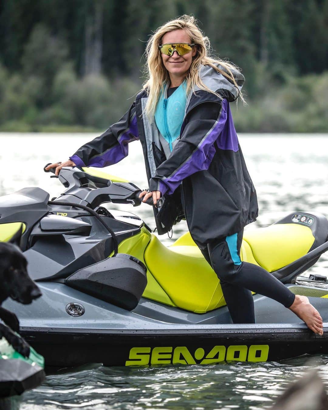 ジェイミー・アンダーソンのインスタグラム：「Seadoo appreciation post! 🙏   Our crew always has a good time on the water with these units! Even when it gets a bit cold 😘   #seadoolife @seadoo」
