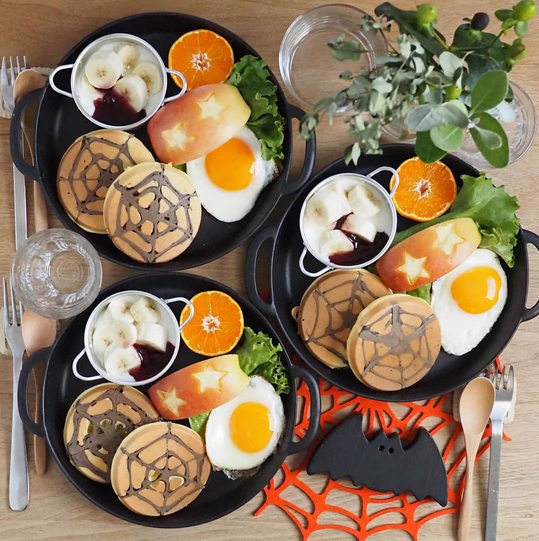 すずゆきのインスタグラム：「今日の朝ごはん ・ 今朝は パンケーキ生地にブラックココアを入れて模様を描いた 蜘蛛の巣パンケーキでワンプレートごはん ・ 生地は絞り袋に入れて描いてみたけれど 線を均一にしたり 上からかぶせるプレーン生地が ゆるめじゃなかったから 蜘蛛の巣との隙間ができたりしたから要検討💭 ↑しかし次やる時には忘れているという私の記憶力もなんとかしたい😂 ・ ・ さぁ木曜日〜 今日も1日がんばろ💪 ・ ・ ・ ・ #朝ごはん#朝食#おうちごはん#おうちごはんlover#ハロウィンメニュー#ハロウィンごはん#ハロウィン料理#ワンプレート朝ごはん#Halloweenfood#Halloweenmood#こどもごはん」