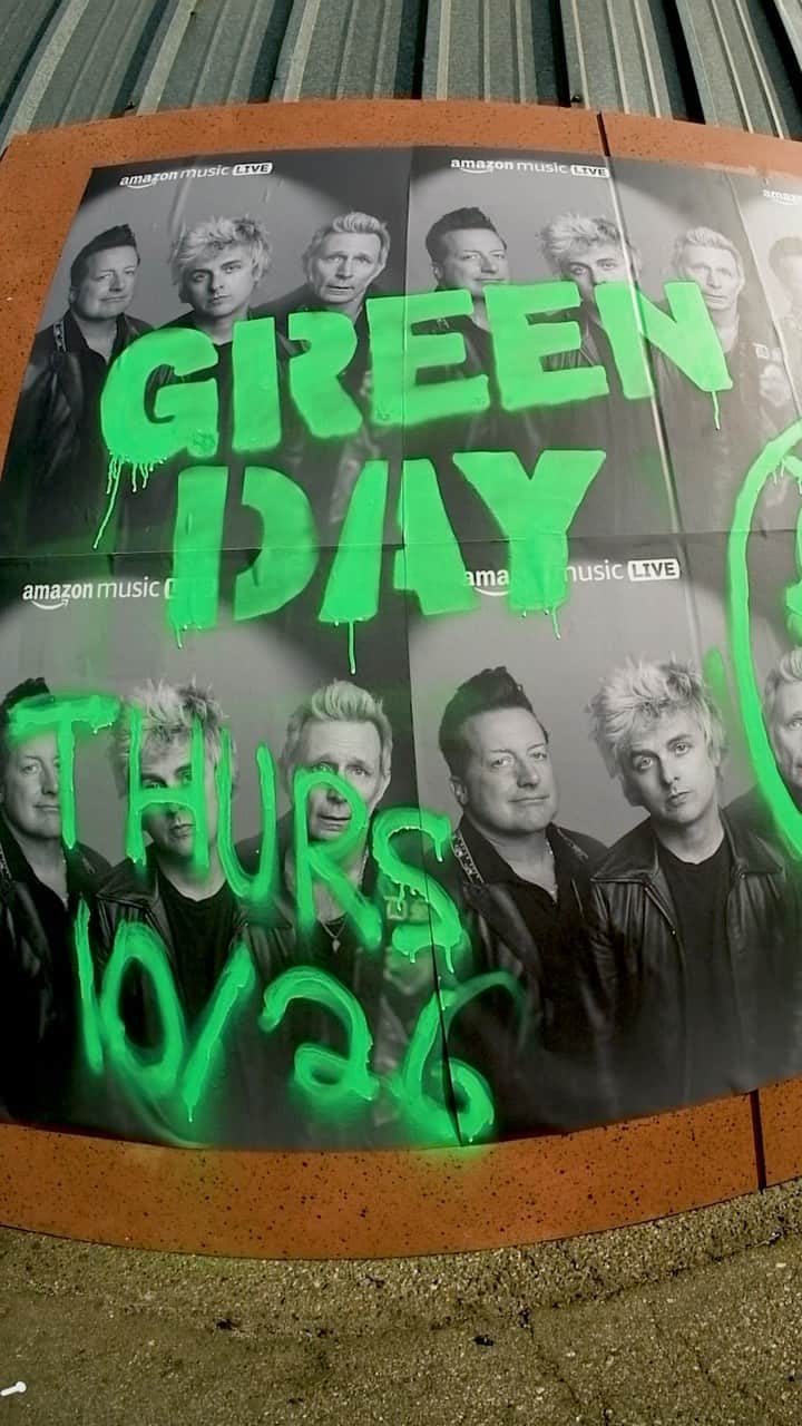 のインスタグラム：「send out an S.O.S. 🚨🤘🎸@greenday is LIVE tomorrow at 9pm PT #amazonmusiclive」