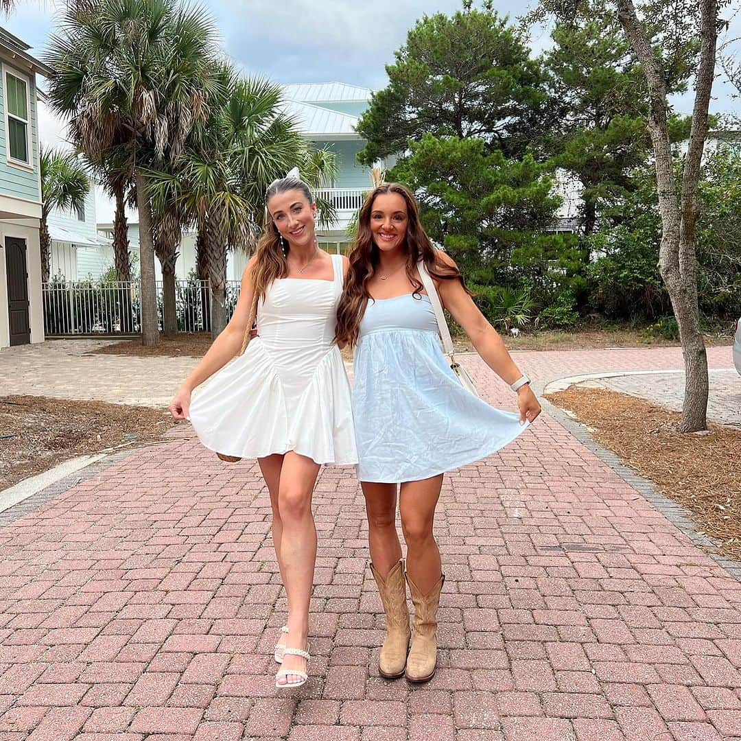 マギー・ニコルズのインスタグラム：「BEST GIRLS TRIP celebrating the MOST beautiful bride to be🩵💍 lucky to call these gals best friends for life!」