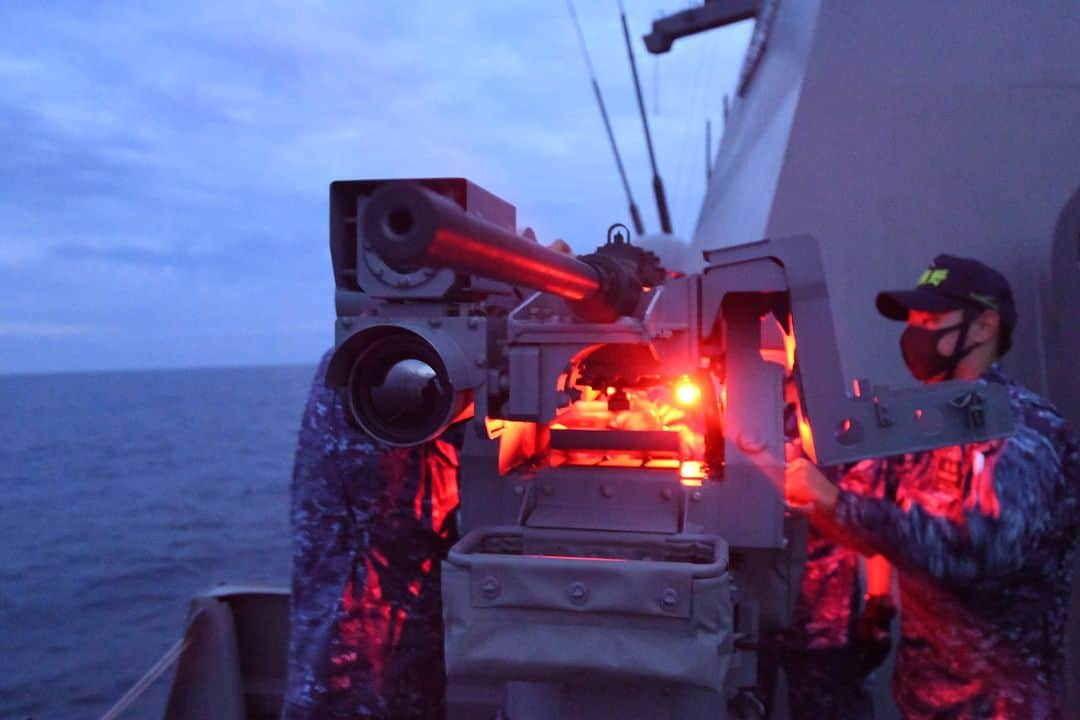 海上自衛隊さんのインスタグラム写真 - (海上自衛隊Instagram)「赤色灯の光🔦 （護衛艦に装備の20ミリ機関砲の点検風景です⚓🚢）  #ファインダー越しの世界 #海上自衛隊 #艦艇 #JMSDF #訓練」10月26日 8時00分 - jmsdf_pr