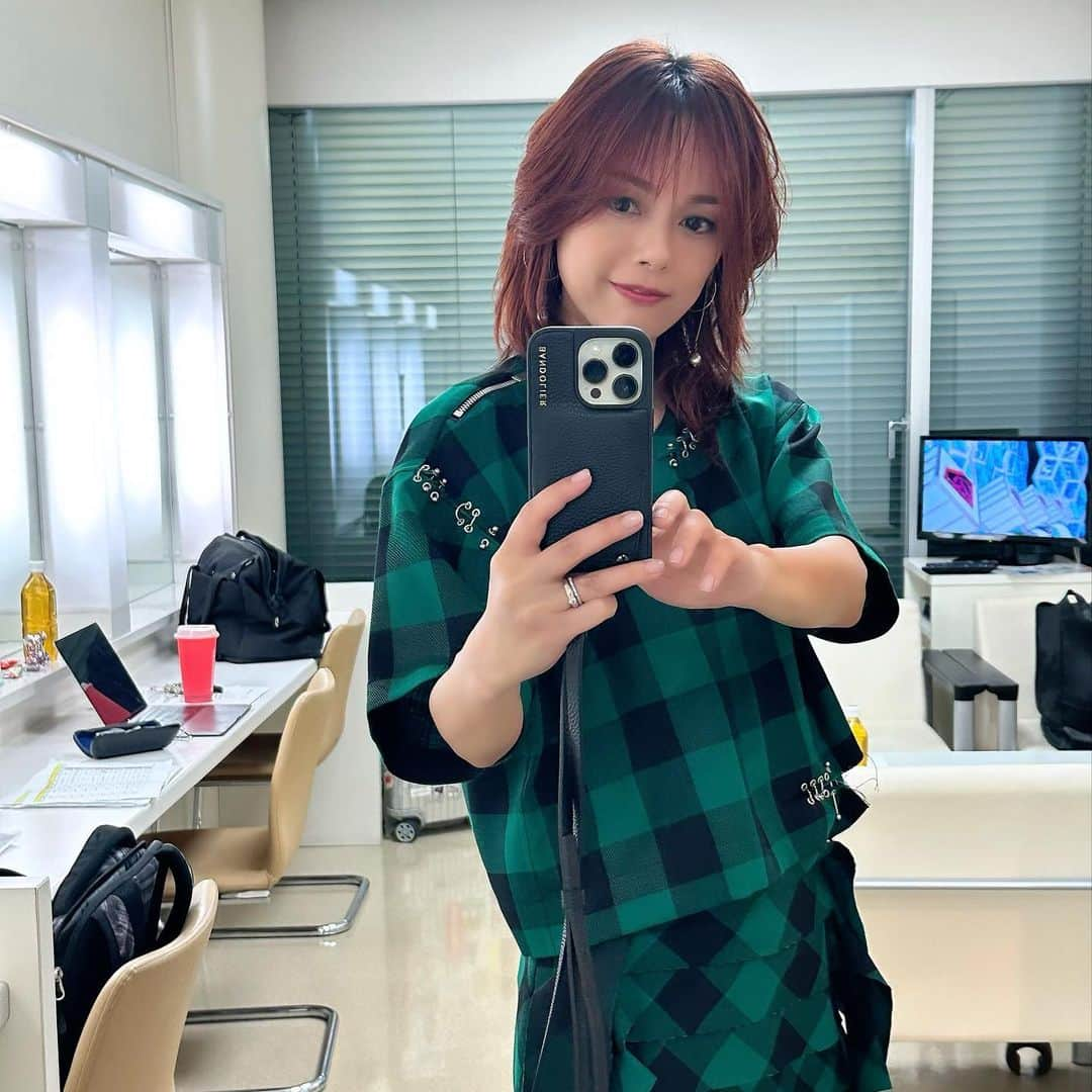 相川七瀬のインスタグラム：「昨日の楽屋から😊 長い収録だったけれど、とても内容の濃い楽しい時間でした😎オンエアー情報はまた追って😊  20代の時に、お世話になっていたスタッフに再会❤️ 「お互い歳とったなぁ」としみじみ。笑  衣装: @sacaiofficial   #再会 #歳をとるのも悪くない」