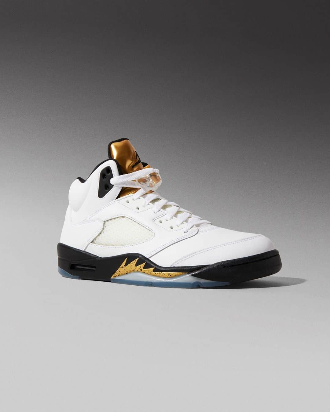 Flight Clubさんのインスタグラム写真 - (Flight ClubInstagram)「Rio 2016. The Air Jordan 5 Retro 'Olympic' commemorates Team USA's gold medal victory at the 2016 Summer Olympics, showcasing a pristine white leather upper with Metallic Gold hits. The star-studded Team USA lineup featured the likes of Kevin Durant, Carmelo Anthony and Kyrie Irving, and was coached by none other than Duke University legend Mike Krzyzewski.」10月26日 8時14分 - flightclub