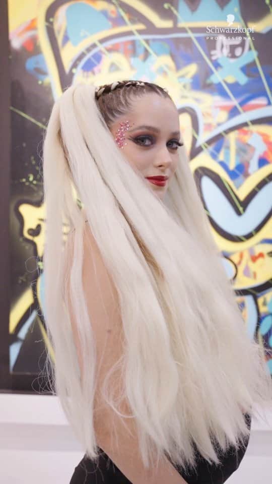 ミッチェル・オルベラのインスタグラム：「Triki triki Halloween, quiero un look con Osis+ para mi.  Con esta increíble línea recreamos el peinado perfecto para lucir en la noche de Halloween y robarse todas las miradas😍😍😍  𝗙𝗟𝗔𝗧𝗟𝗜𝗡𝗘𝗥: Aporta termoprotección. 𝗔𝗜𝗥W𝗛𝗜𝗣: Da volumén 𝗧𝗛𝗥𝗜𝗟𝗟: Brinda una textura flexible. 𝗦𝗘𝗦𝗦𝗜𝗢́𝗡: Aporta fijación 𝗦𝗣𝗔𝗥𝗞𝗟𝗘𝗥: Ideal para dar brillo.  Quédate hasta el final, no te pierdas el gran resultado.」
