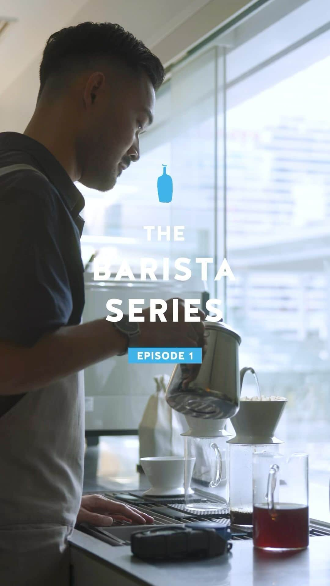 Blue Bottle Coffee Japanのインスタグラム：「Welcome to the first episode of The Barista Series!⁠ ブルーボトルコーヒーを支えてくれている個性豊かなメンバーをご紹介するシリーズです💙⁠ ⁠ ⁠「ブルーボトルコーヒー NEWoMan YOKOHAMA カフェスタンド」のアシスタントカフェリーダーの Kellyさんをご紹介いたします！⁠ ⁠ NEWoMan YOKOHAMA カフェスタンドは、横浜駅西口に位置する「NEWoMan YOKOHAMA」の 1 階、バスターミナルに面したカフェスタンドタイプの店舗です。⁠ ⁠ 毎朝の通勤途中にも、横浜の観光の出発点としても、ぜひ お気軽にお立ち寄りください☕️⁠ ⁠ ⁠ ⁠ #BaristaSeries⁠ #BlueBottleCoffee⁠ #バリスタシリーズ⁠ #ブルーボトルコーヒー⁠」