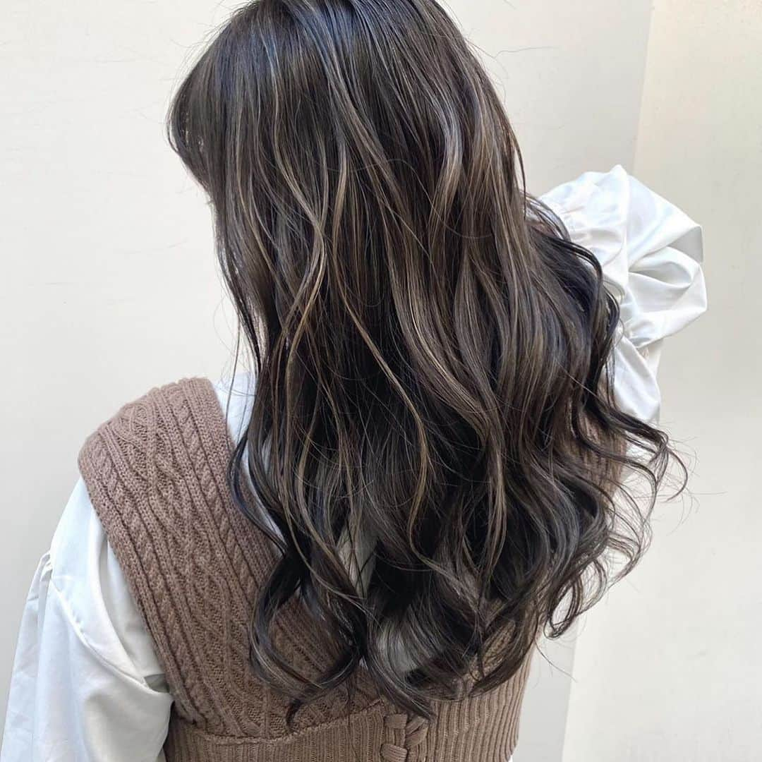 NOBU/渋谷店さんのインスタグラム写真 - (NOBU/渋谷店Instagram)「【3Dハイライト】 . . @nobuhair 担当プロデューサーNOBU . . ✂︎オススメクーポン✂︎ ☆カット、酸性トリートメント15000円 ☆酸性トリートメント9000円 ☆カット、カラー、ハホニコ9500円 ☆カット、カラー、ケラスターゼ12000円 ☆カット、カラー、オッジィ13500円 ☆カット、バレイヤージュ27000円 ☆カット、ダブルカラー15000円 ☆カット、ハイブリーチ24000円 ☆カット、インナーカラー13000円 ☆カット、3Dハイライト16500円 ☆カット、フェイスフレーミング15500円 ☆カット、ハイライトグラデ23000円 ⚠︎NOBU指名料2000円 【ご予約は、NOBUインスタプロフィールURLからホットペッパービューティーにて】 よろしくお願いします★ . . NNNスリーエヌ　 ■営業時間10:00〜20:00  ※年中無休 ■住所　107-0061 東京都港区北青山3-12-1 オウル3階 ■電話番号　03-6712-5547 . . #青山 #表参道 #美容室 #ヘアスタイル #ヘア #ヘアセット #カット #カラー #ヘアカラー #ヘアアレンジ  #シンプル #外国人風 #イメチェン #トレンド #美容師 #髮型 #髮型師 #剪髮 #中長髮#ตัดผม#ผม#헤어 #컷#hair #hairstyle」10月26日 8時06分 - nobuhair