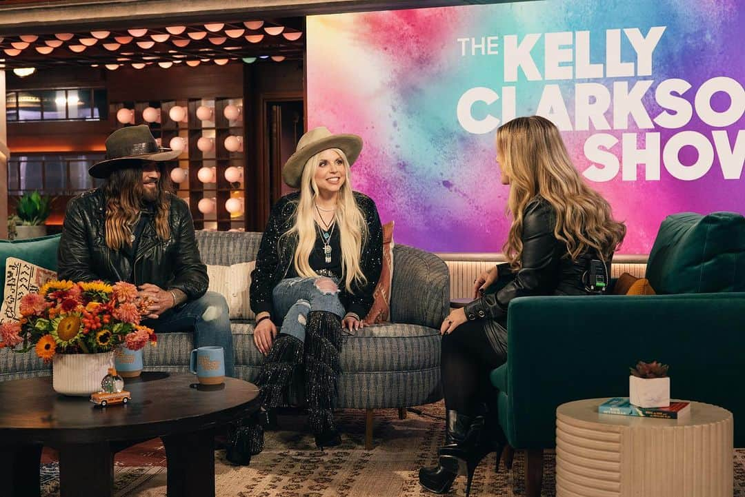 ビリー・レイ・サイラスのインスタグラム：「So very excited to be part of the @kellyclarksonshow tomorrow! Tune in! 💖✨」