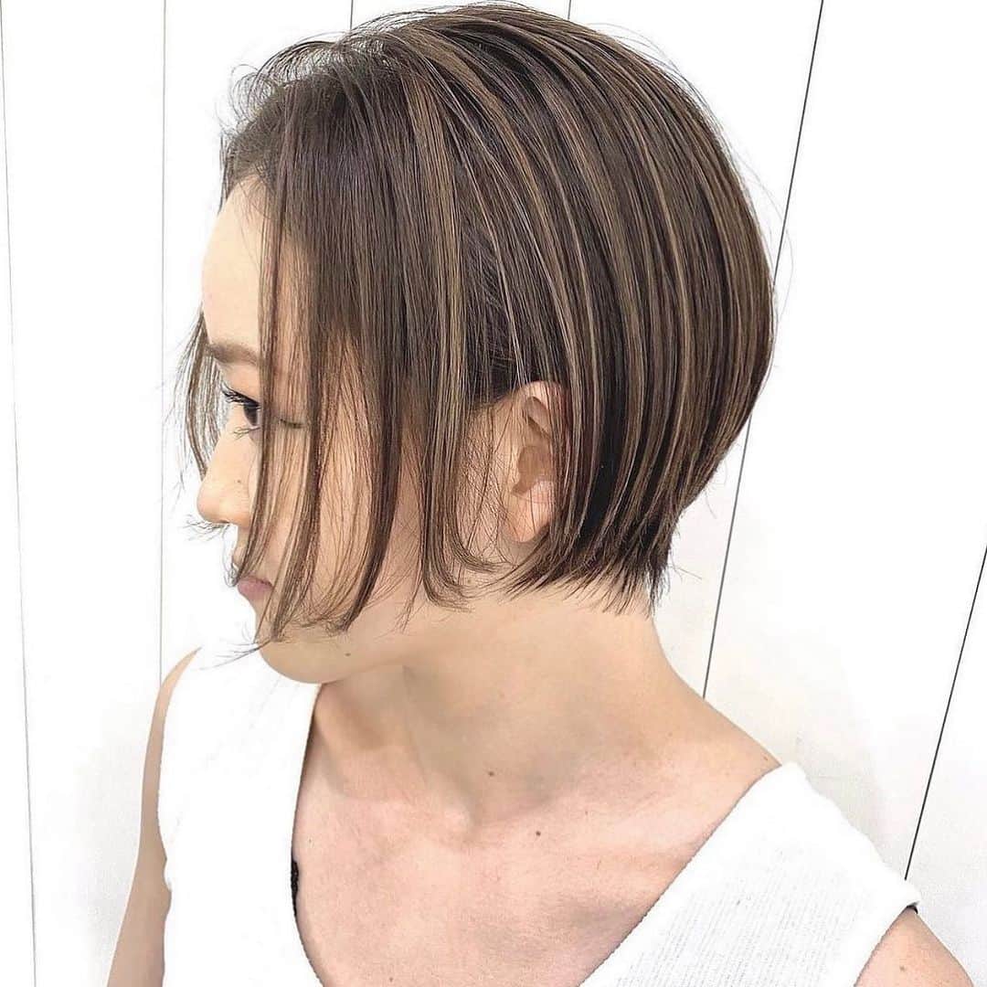 NOBU/渋谷店のインスタグラム：「【3Dハイライト】 . . @nobuhair 担当プロデューサーNOBU . . ✂︎オススメクーポン✂︎ ☆カット、酸性トリートメント15000円 ☆酸性トリートメント9000円 ☆カット、カラー、ハホニコ9500円 ☆カット、カラー、ケラスターゼ12000円 ☆カット、カラー、オッジィ13500円 ☆カット、バレイヤージュ27000円 ☆カット、ダブルカラー15000円 ☆カット、ハイブリーチ24000円 ☆カット、インナーカラー13000円 ☆カット、3Dハイライト16500円 ☆カット、フェイスフレーミング15500円 ☆カット、ハイライトグラデ23000円 ⚠︎NOBU指名料2000円 【ご予約は、NOBUインスタプロフィールURLからホットペッパービューティーにて】 よろしくお願いします★ . . NNNスリーエヌ　 ■営業時間10:00〜20:00  ※年中無休 ■住所　107-0061 東京都港区北青山3-12-1 オウル3階 ■電話番号　03-6712-5547 . . #青山 #表参道 #美容室 #ヘアスタイル #ヘア #ヘアセット #カット #カラー #ヘアカラー #ヘアアレンジ  #シンプル #外国人風 #イメチェン #トレンド #美容師 #髮型 #髮型師 #剪髮 #中長髮#ตัดผม#ผม#헤어 #컷#hair #hairstyle」