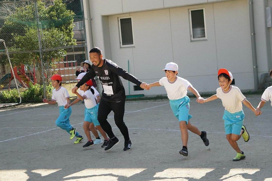 愛媛FCさんのインスタグラム写真 - (愛媛FCInstagram)「#ホムカツッ！🏫  昨日は、内子町立 #立川小学生 へ #徳重健太 選手、 #曽田一騎 選手が訪問しました🏫  とても天気が良く、サッカー日和でした☀️ 立川小学校の児童の皆さんと、楽しく交流が出来ました✨  ご協力頂きました先生方ありがとうございました🙇‍♂️  #内子町 #ehimefc #マッチタウン内子町 #MCMT #学校訪問 #ホームタウン活動  #けんさん #ソタ #天気が良く  #サッカー日和  @tokushigekenta  @sotakazuki  @uchikoto_official」10月26日 8時08分 - ehimefc12