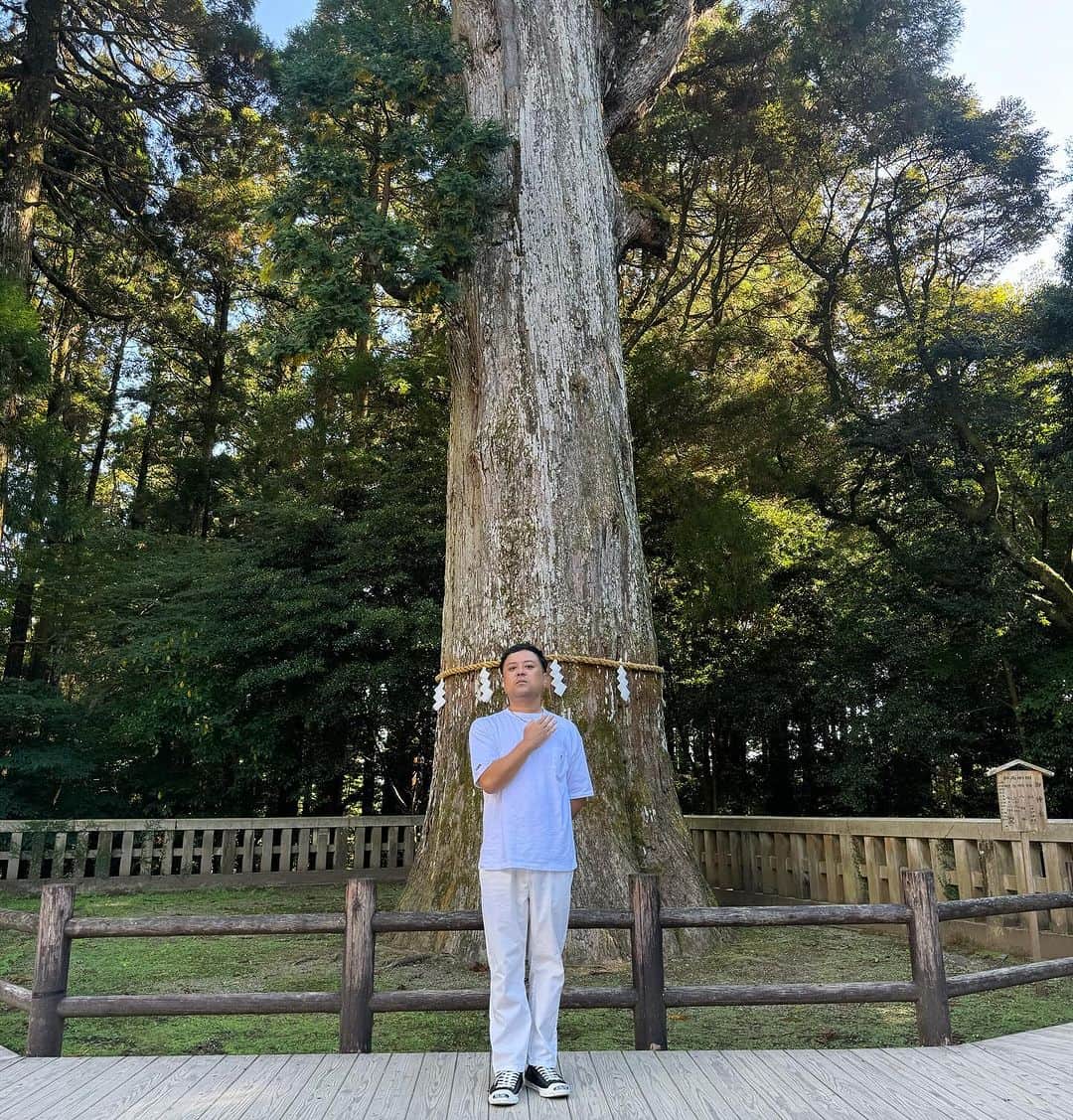 久保田和靖のインスタグラム：「おはよう😃  #全身白もあり神様の使いに間違われたよ #観光客が久保田とわからず #写真とってたよ」