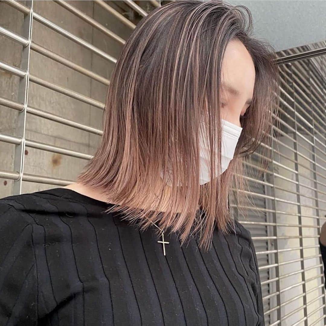 NOBU/渋谷店のインスタグラム：「【3Dハイライト】 . . @nobuhair 担当プロデューサーNOBU . . ✂︎オススメクーポン✂︎ ☆カット、酸性トリートメント15000円 ☆酸性トリートメント9000円 ☆カット、カラー、ハホニコ9500円 ☆カット、カラー、ケラスターゼ12000円 ☆カット、カラー、オッジィ13500円 ☆カット、バレイヤージュ27000円 ☆カット、ダブルカラー15000円 ☆カット、ハイブリーチ24000円 ☆カット、インナーカラー13000円 ☆カット、3Dハイライト16500円 ☆カット、フェイスフレーミング15500円 ☆カット、ハイライトグラデ23000円 ⚠︎NOBU指名料2000円 【ご予約は、NOBUインスタプロフィールURLからホットペッパービューティーにて】 よろしくお願いします★ . . NNNスリーエヌ　 ■営業時間10:00〜20:00  ※年中無休 ■住所　107-0061 東京都港区北青山3-12-1 オウル3階 ■電話番号　03-6712-5547 . . #青山 #表参道 #美容室 #ヘアスタイル #ヘア #ヘアセット #カット #カラー #ヘアカラー #ヘアアレンジ  #シンプル #外国人風 #イメチェン #トレンド #美容師 #髮型 #髮型師 #剪髮 #中長髮#ตัดผม#ผม#헤어 #컷#hair #hairstyle」