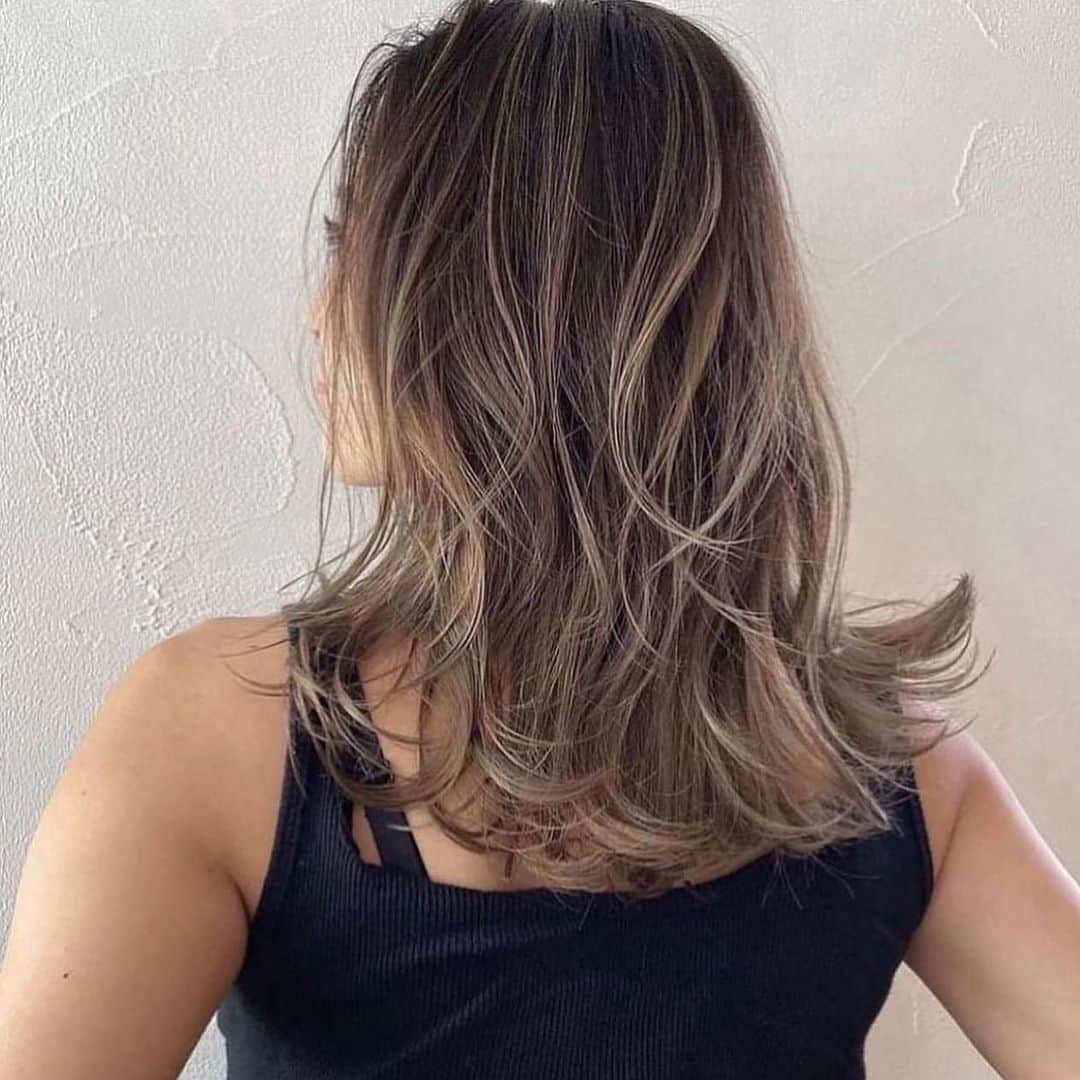 NOBU/渋谷店のインスタグラム：「【バレイヤージュ】 . . @nobuhair 担当プロデューサーNOBU . . ✂︎オススメクーポン✂︎ ☆カット、酸性トリートメント15000円 ☆酸性トリートメント9000円 ☆カット、カラー、ハホニコ9500円 ☆カット、カラー、ケラスターゼ12000円 ☆カット、カラー、オッジィ13500円 ☆カット、バレイヤージュ27000円 ☆カット、ダブルカラー15000円 ☆カット、ハイブリーチ24000円 ☆カット、インナーカラー13000円 ☆カット、3Dハイライト16500円 ☆カット、フェイスフレーミング15500円 ☆カット、ハイライトグラデ23000円 ⚠︎NOBU指名料2000円 【ご予約は、NOBUインスタプロフィールURLからホットペッパービューティーにて】 よろしくお願いします★ . . NNNスリーエヌ　 ■営業時間10:00〜20:00  ※年中無休 ■住所　107-0061 東京都港区北青山3-12-1 オウル3階 ■電話番号　03-6712-5547 . . #青山 #表参道 #美容室 #ヘアスタイル #ヘア #ヘアセット #カット #カラー #ヘアカラー #ヘアアレンジ  #シンプル #外国人風 #イメチェン #トレンド #美容師 #髮型 #髮型師 #剪髮 #中長髮#ตัดผม#ผม#헤어 #컷#hair #hairstyle」