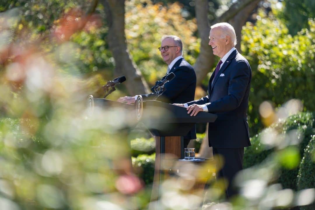 The White Houseさんのインスタグラム写真 - (The White HouseInstagram)「Today, President Biden and Prime Minister Albanese inaugurated a new era of U.S.-Australia strategic cooperation during the Prime Minister’s Official Visit.  Together, our nations have deepened our defense, economic, and climate ties. Now, with today’s visit, we are doubling down on our technology ties.  Additionally, during a bilateral meeting in the Oval Office, President Biden and Prime Minister Albanese strengthened our alliance by discussing key priorities, including: - Advancing a free, open, and secure Indo-Pacific - Addressing threats to stability - Supporting Ukraine in the face of Russia’s ongoing aggression - Standing with Israel in the wake of Hamas’ appalling terrorist attacks   The United States and Australia will continue to stand as one to forge a better future for all.」10月26日 10時00分 - whitehouse