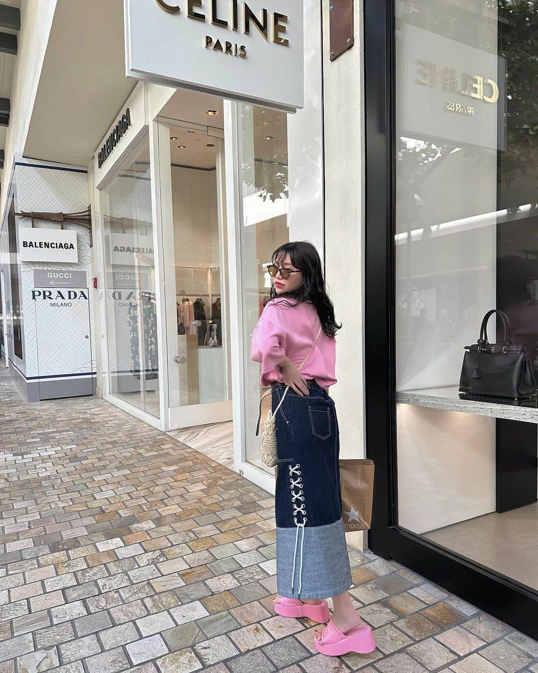 林田沙綾のインスタグラム：「ハワイ旅行前に VIOTERACE beautysalonで 《ヒト幹細胞導入コース》 してもらってお肌つるぽわにしてもらったよ🫶🏻 毛穴の汚れをとってもらうプランもしてもらいました🤍  @vioterace_beauty_salon   お買い物は、日差しが強かったけど ケアしっかりしてると 旅行中も肌の調子がいい〜  #新宿プライベートサロン #新宿美容サロン　#ヒト幹細胞導入　#ヒト幹細胞」