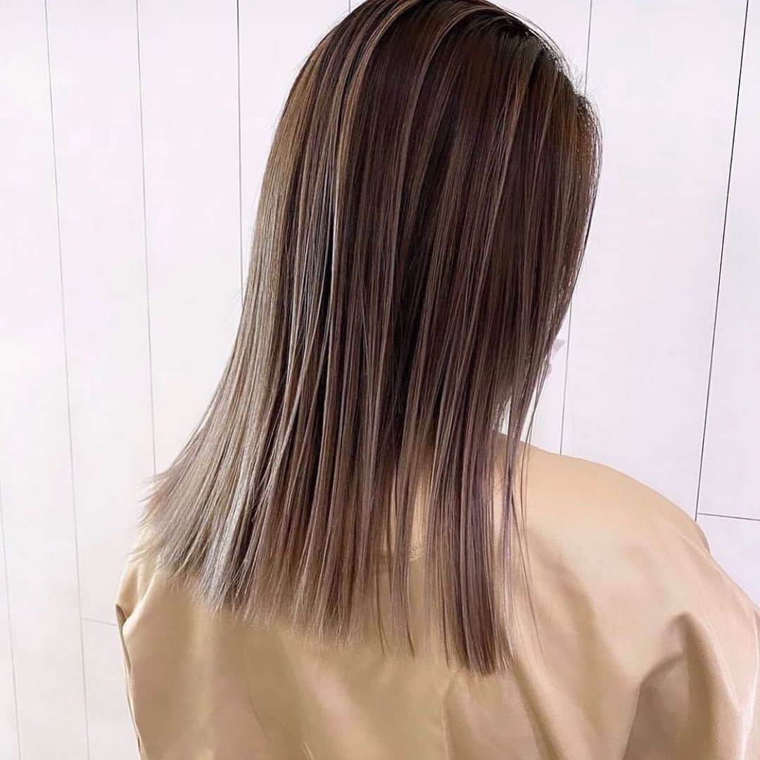 NOBU/渋谷店のインスタグラム：「【3Dハイライト】 . . @nobuhair 担当プロデューサーNOBU . . ✂︎オススメクーポン✂︎ ☆カット、酸性トリートメント15000円 ☆酸性トリートメント9000円 ☆カット、カラー、ハホニコ9500円 ☆カット、カラー、ケラスターゼ12000円 ☆カット、カラー、オッジィ13500円 ☆カット、バレイヤージュ27000円 ☆カット、ダブルカラー15000円 ☆カット、ハイブリーチ24000円 ☆カット、インナーカラー13000円 ☆カット、3Dハイライト16500円 ☆カット、フェイスフレーミング15500円 ☆カット、ハイライトグラデ23000円 ⚠︎NOBU指名料2000円 【ご予約は、NOBUインスタプロフィールURLからホットペッパービューティーにて】 よろしくお願いします★ . . NNNスリーエヌ　 ■営業時間10:00〜20:00  ※年中無休 ■住所　107-0061 東京都港区北青山3-12-1 オウル3階 ■電話番号　03-6712-5547 . . #青山 #表参道 #美容室 #ヘアスタイル #ヘア #ヘアセット #カット #カラー #ヘアカラー #ヘアアレンジ  #シンプル #外国人風 #イメチェン #トレンド #美容師 #髮型 #髮型師 #剪髮 #中長髮#ตัดผม#ผม#헤어 #컷#hair #hairstyle」