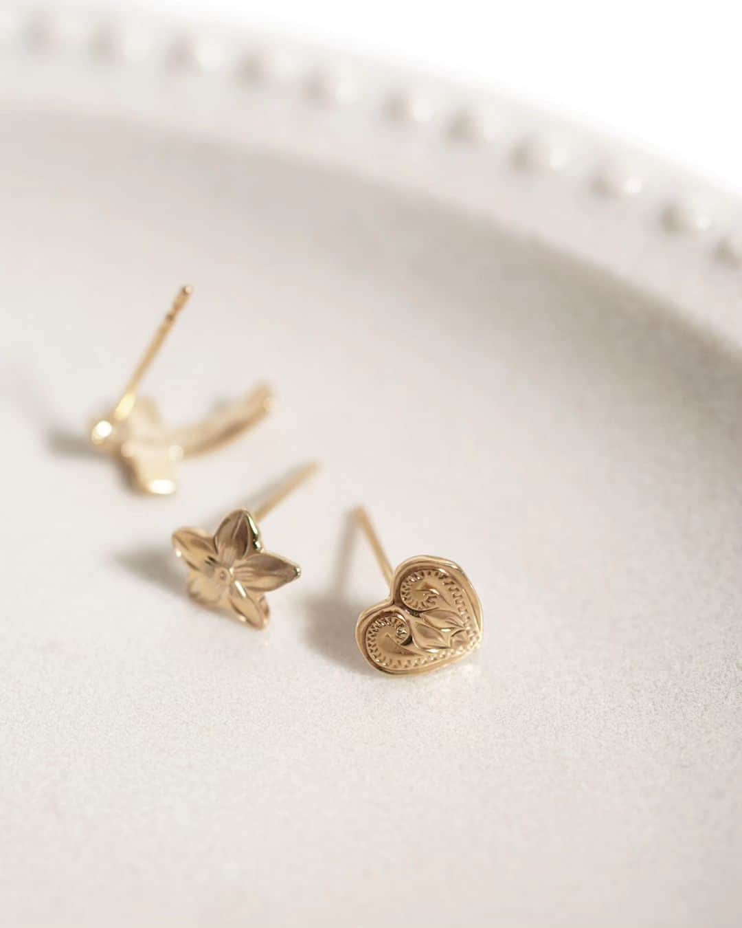 のインスタグラム：「小さくて薄い、花びらのようなモチーフピアス。 耳たぶに沿うように、優しいカーブがかかっています。  シングルピアスなので、他のピアスとコーディネートしたり、イヤカフと合わせても素敵です。  #maxi #maxihawaiianjewelry #hawaiianjewelry #hawaiianheirloom #hawaii #hawaiian #aloha  #present #gift  #marriagering#マキシ#マキシハワイアンジュエリー #八ワイアンジュエリー#ハワイ #ハワイアン#アロハ#プレゼント#ギフト#お守りジュエリー #ピアス #earrings #イヤカフ #earcuff」