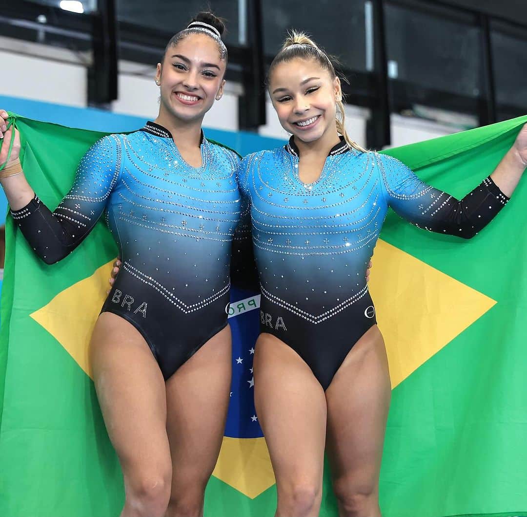 フラヴィア・サライヴァのインスタグラム：「POV: Você está olhando pra duas medalhistas mundiais, donas de dois dos melhores solos do mundo! 🥲🇧🇷🌟🏆  📷 Ricardo Bufolin/CBG   #LoteriasCAIXA @loteriascaixaoficial #PreventSenior #Estacio @preventsenior @newonoficial #Santiago2023 #CBGemSantiago2023」