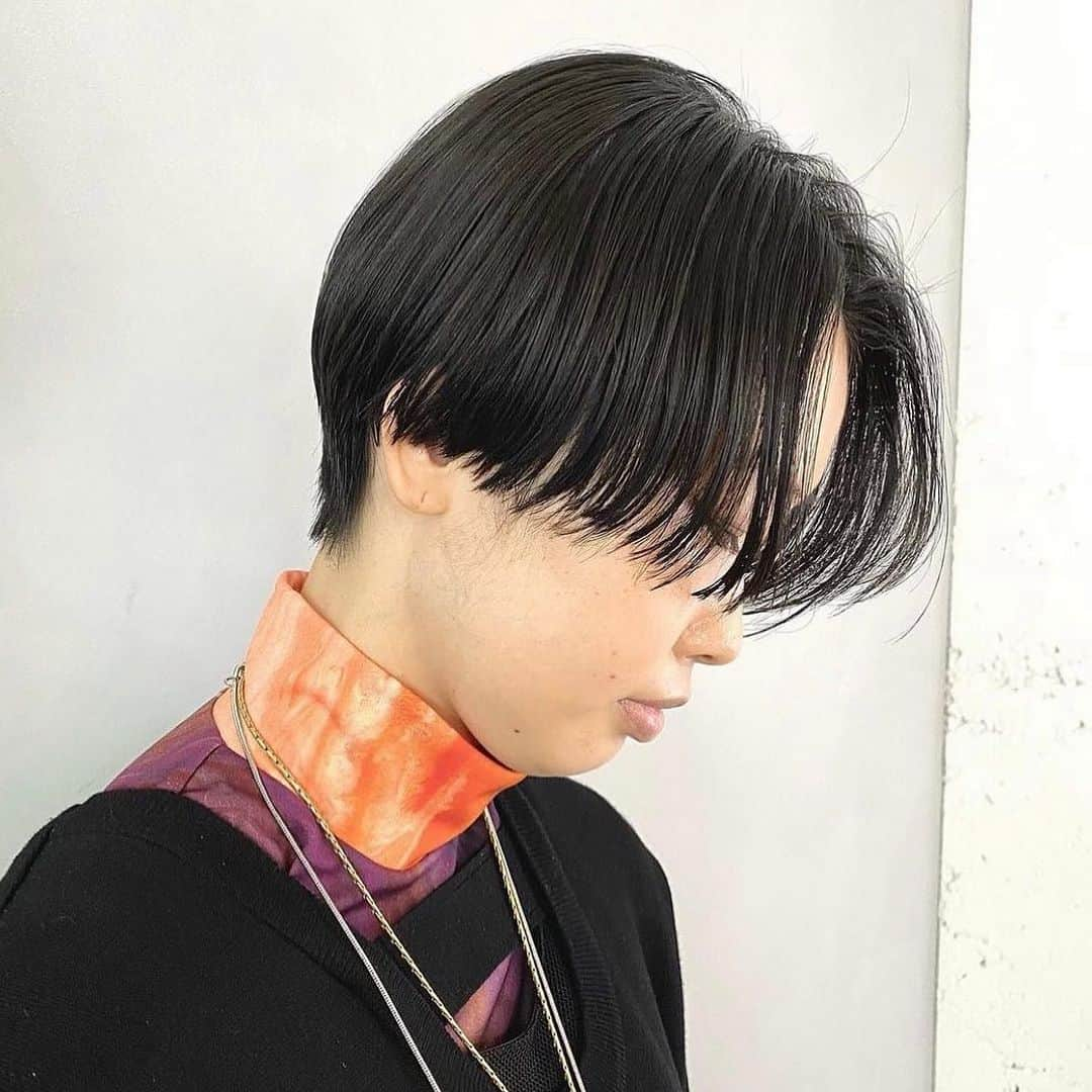 NOBU/渋谷店のインスタグラム：「【ブラックカラー】 . . @nobuhair 担当プロデューサーNOBU . . ✂︎オススメクーポン✂︎ ☆カット、酸性トリートメント15000円 ☆酸性トリートメント9000円 ☆カット、カラー、ハホニコ9500円 ☆カット、カラー、ケラスターゼ12000円 ☆カット、カラー、オッジィ13500円 ☆カット、バレイヤージュ27000円 ☆カット、ダブルカラー15000円 ☆カット、ハイブリーチ24000円 ☆カット、インナーカラー13000円 ☆カット、3Dハイライト16500円 ☆カット、フェイスフレーミング15500円 ☆カット、ハイライトグラデ23000円 ⚠︎NOBU指名料2000円 【ご予約は、NOBUインスタプロフィールURLからホットペッパービューティーにて】 よろしくお願いします★ . . NNNスリーエヌ　 ■営業時間10:00〜20:00  ※年中無休 ■住所　107-0061 東京都港区北青山3-12-1 オウル3階 ■電話番号　03-6712-5547 . . #青山 #表参道 #美容室 #ヘアスタイル #ヘア #ヘアセット #カット #カラー #ヘアカラー #ヘアアレンジ  #シンプル #外国人風 #イメチェン #トレンド #美容師 #髮型 #髮型師 #剪髮 #中長髮#ตัดผม#ผม#헤어 #컷#hair #hairstyle」