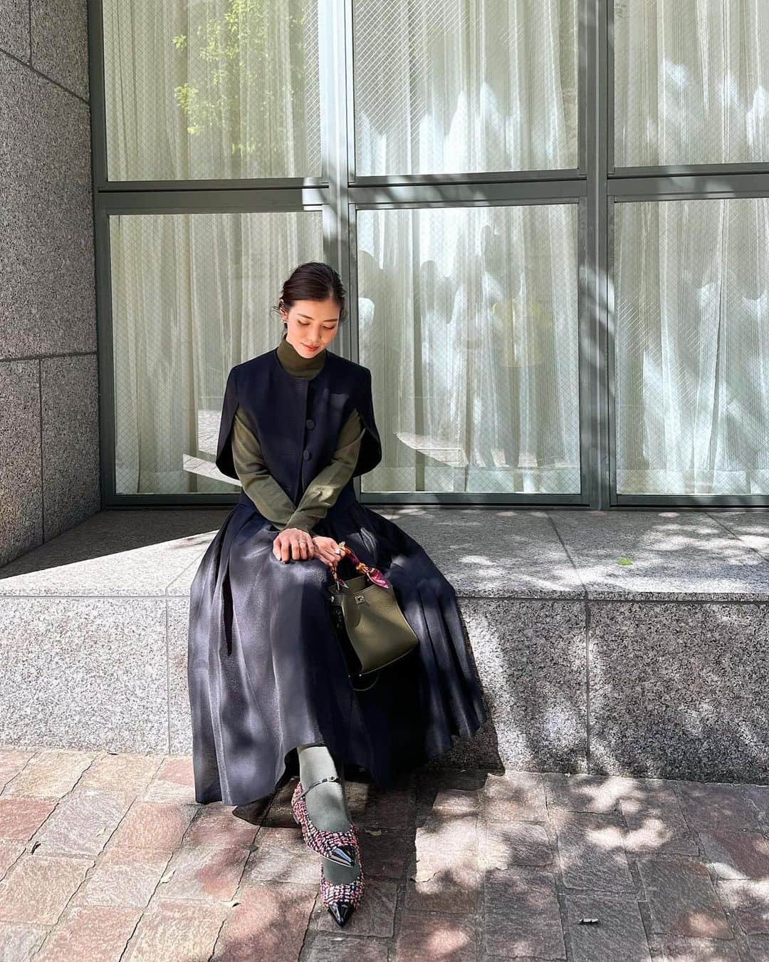 川人未帆のインスタグラム：「・ カーキは私にとって黒に次ぐベーシックカラー。 昔からセブンテンの展開にも多いカラーです。 Director’s Stylingでも書きましたがぜひ、いつも黒をチョイスしがちなベーシックアイテムをカーキに変えるだけでこなれます✨  私の手放せないうちの補正タートルニットに今年はカーキを加えました！ 意外とないカーキのタートル。あってもちょっとカラーがアーミーだったりして難しい。  そして冬だからこそ取り入れたいシアーなスカート。重くなりがちな冬コーデを軽やかにアップデートしてくれますよ☺️🖤 再入荷しています✨」