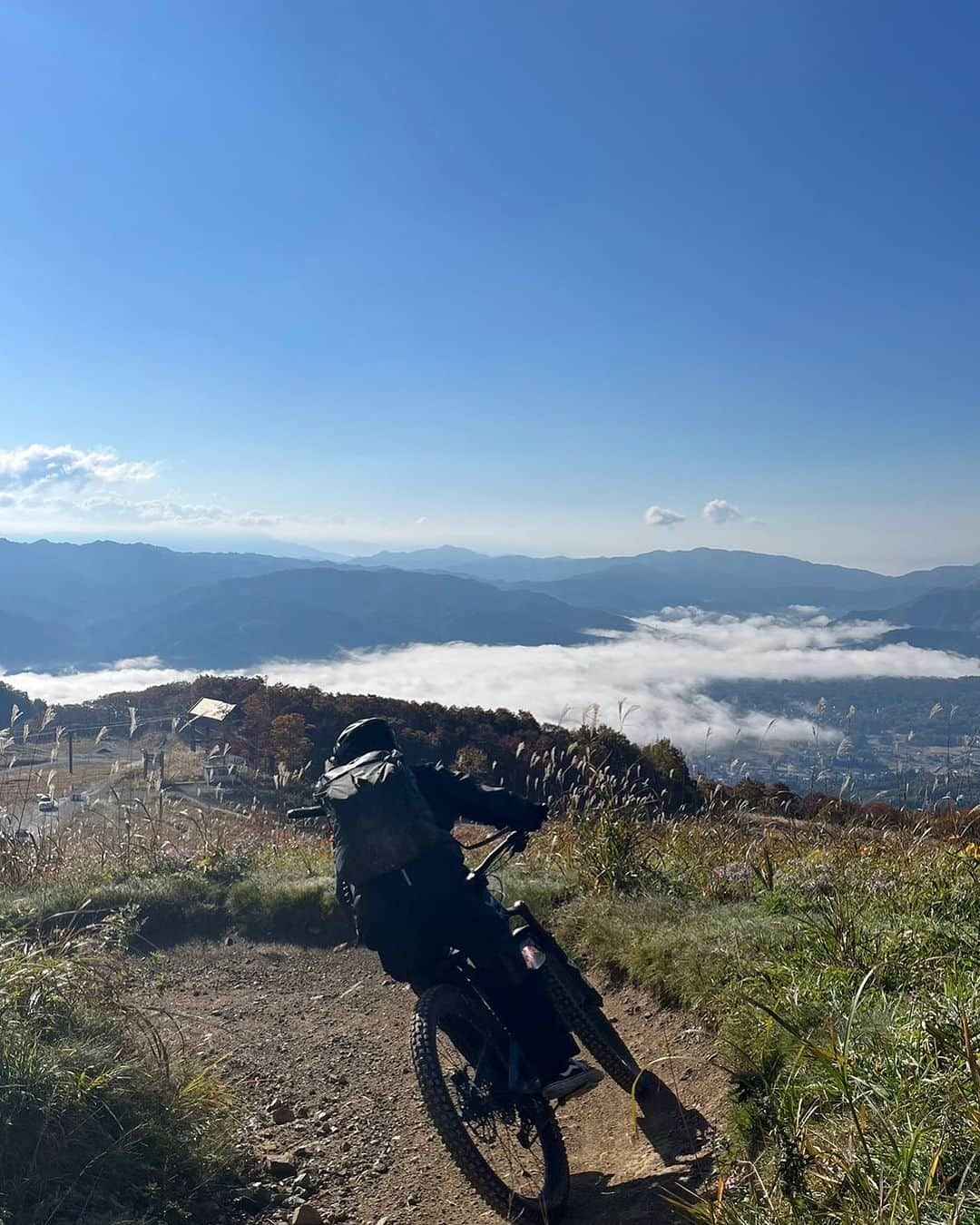 白馬岩岳スノーフィールドさんのインスタグラム写真 - (白馬岩岳スノーフィールドInstagram)「10/26(木) おはようございます。  相変わらず午前中は夜露でしっとりしてるところありますが、すぐ乾いてドライになりそうです！ 本日も絶景ライドお楽しみいただけますよーっ👍  岩岳MTBパークオープン状況 天気: ☀️  スキルアップエリア (初級者) オープン コンディション: ドライ  岩岳の森クロスカントリー(中級者) オープン コンディション: セミドライ  マウンテンサイクリングコース(初級) ゴンドラ建設の為、今季クローズ  ヒトトキダウンヒル (初級)　※9:00～15:30 オープン コンディション: ドライ  アルプスDH(初級～中級) オープン コンディション: ドライ  カミカゼDH(上級) オープン コンディション: ドライ 27 ⑥-⑦ メンテナンス中の為クローズ トップガン⑨-⑩ゴンドラ工事によりクローズ  Iwatake MTB Park Condition & Status Weather: ☀️  Skill-up Area (Beginner) Open CONDITION: Dry  Iwatake Cross-country (Intermediate) Open CONDITION: Semi-dry  Mountain Cycling Course (Beginner) Full season closed, due to under construction of new gondola.  Hitotoki DH (Beginner)　※9:00～15:30 Open CONDITION: Dry  Alps DH (Beginner-Intermediate) Open CONDITION: Dry  Kamikaze DH (Expert/Advanced) Open CONDITION: Dry 27 ⑥-⑦.Closed, due to maintenance. Top gun⑨-⑩. Closed, due to new gondola construction.  詳しくは https://iwatake-mountain-resort.com/green  #iwatakemtb」10月26日 8時24分 - hakuba_iwatake