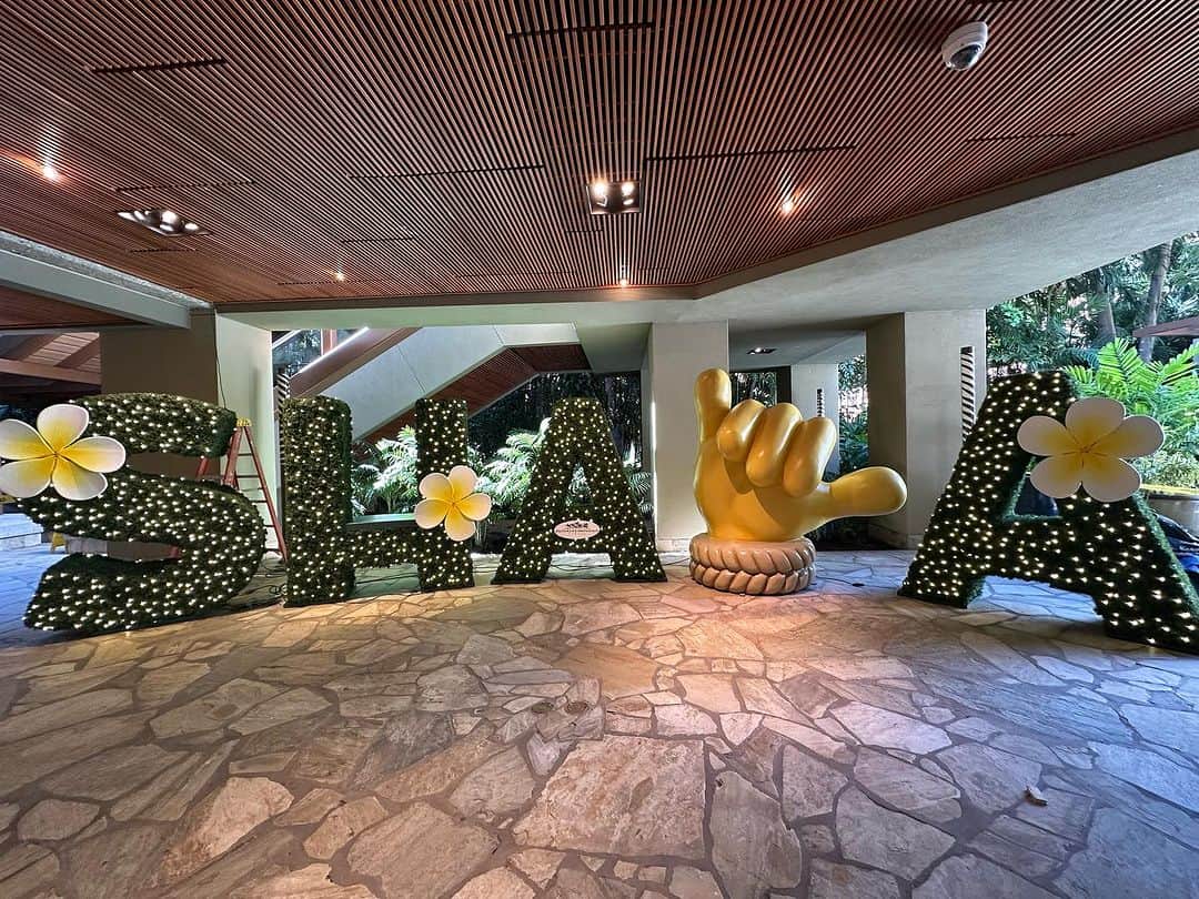ロイヤル・ハワイアン・センターのインスタグラム：「新しいSHAKA展示をぜひチェックしてみてください！C館1階にあり、チーズケーキファクトリーの近くに位置しています。素晴らしい写真を撮る場所です！  #aloha #hawaii #ハワイ #ハワイの文化 #ハワイ好き #ハワイ旅行 #ハワイ観光 #ハワイに行きたい #ハワイ好きな人と繋がりたい #ワイキキビーチ #ワイキキ #ロイヤルハワイアンセンター」