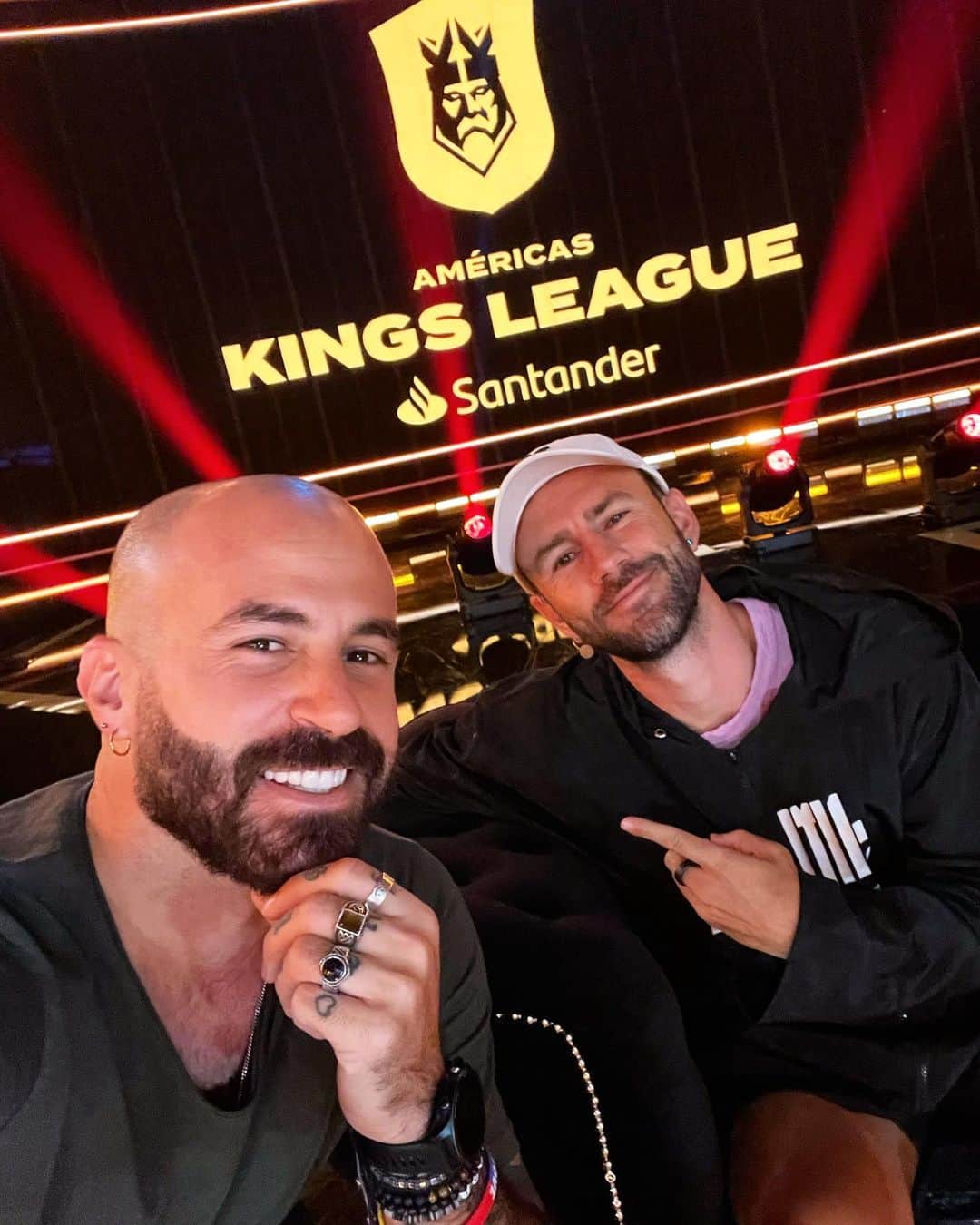 マルク・クロサスのインスタグラム：「SE QUEDA 👑⚽️」