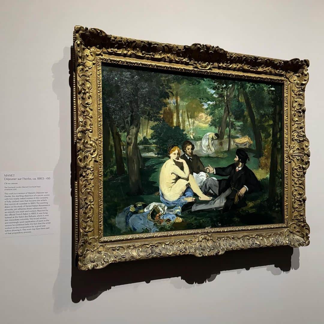 岡田育さんのインスタグラム写真 - (岡田育Instagram)「Manet/Degas? Degas/Manet? Anyway, the museum shipped them with such a big slitted slash, and the exhibition has a great concept to see!! I’m a clearly Manet person but Degas looks good as well in this duo. To be continued! @metmuseum  #metmuseum #manetdegas #edouardmanet #manet #マネ #edgardegas #degas #ドガ . 日本語表記でいうところの「マネ×ドガ」展、行ってきました。圧倒的マネ推しの私が天下のメトロポリタン美術館（とオルセー美術館）に喧嘩売るのだが、このカプはリバ可と思うねん。ともあれ、同時代に親友としてライバルとして同じモチーフを似た構図で描きつつ際立つ個性、なぜか描き上がってから破り取られたマネの妻の姿と、マネが後から描いた妻の姿。仲良い時代も距離置く時代もエモさしかない。まんが道（概念）。」10月26日 8時32分 - okadaic