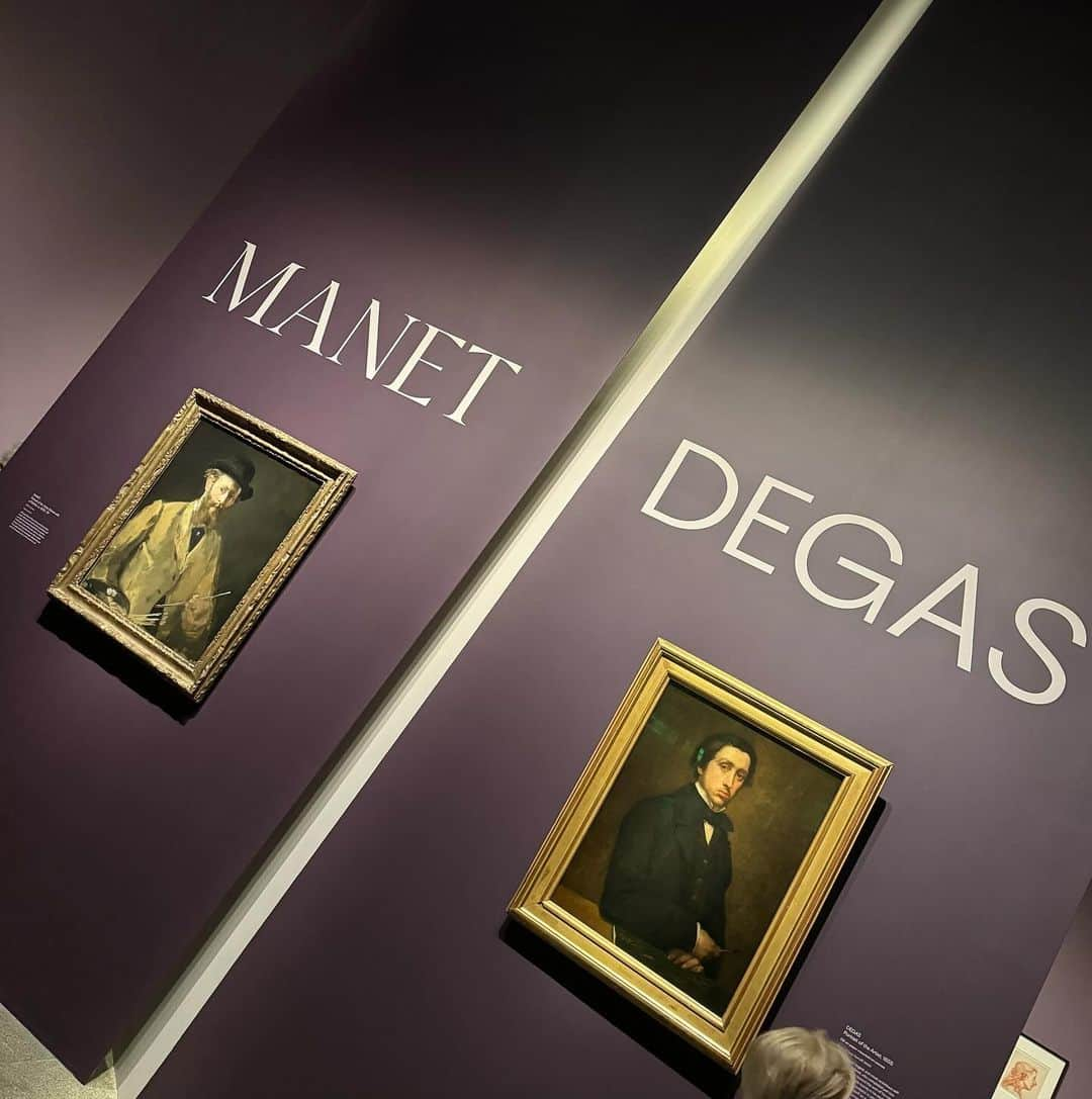 岡田育のインスタグラム：「Manet/Degas? Degas/Manet? Anyway, the museum shipped them with such a big slitted slash, and the exhibition has a great concept to see!! I’m a clearly Manet person but Degas looks good as well in this duo. To be continued! @metmuseum  #metmuseum #manetdegas #edouardmanet #manet #マネ #edgardegas #degas #ドガ . 日本語表記でいうところの「マネ×ドガ」展、行ってきました。圧倒的マネ推しの私が天下のメトロポリタン美術館（とオルセー美術館）に喧嘩売るのだが、このカプはリバ可と思うねん。ともあれ、同時代に親友としてライバルとして同じモチーフを似た構図で描きつつ際立つ個性、なぜか描き上がってから破り取られたマネの妻の姿と、マネが後から描いた妻の姿。仲良い時代も距離置く時代もエモさしかない。まんが道（概念）。」