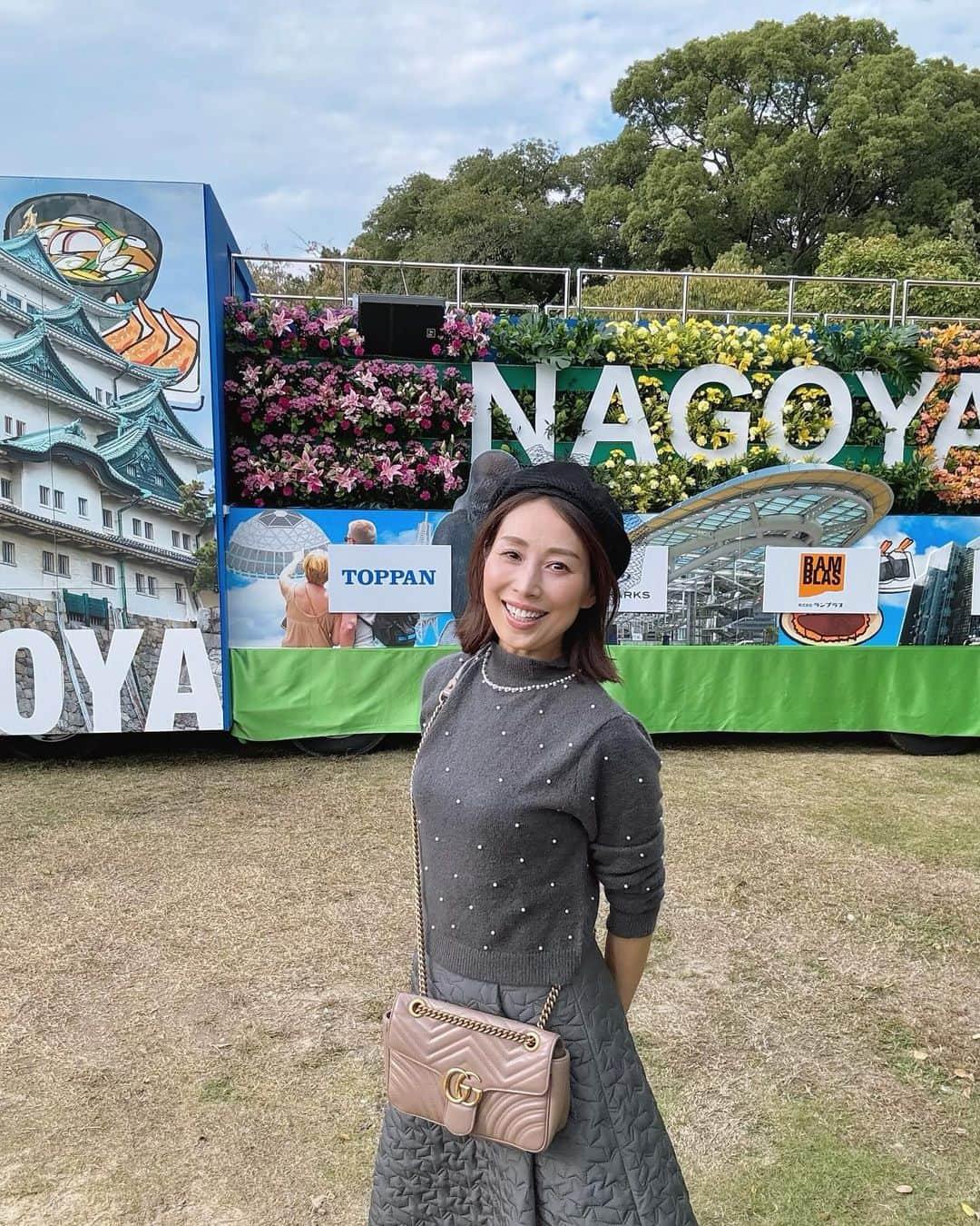 宮田綾子さんのインスタグラム写真 - (宮田綾子Instagram)「🏯ただいま名古屋🏯名古屋城は久しぶり 子供の頃から近くで見て育っているのでお城の景色は落ち着きます👘 敷地内の金チャチ横丁で名古屋コーチン親子味噌煮込みうどんも食べて満足じゃ🥢  ひとつ前の投稿2枚目で帽子姿のアップがあるから見てみてね @ayako__miyata 👈  ストーリーズにも書きましたが、私の写真を使った偽物アカウントなりすましが過去一で多いです⚠️ フォローしたりしないよう通報してください、くれぐれもDMに返信したりしないよう気をつけてくださいね！ @ayako__miyata 青いチェックマーク✔︎が付いているアカウントのみです！  ❤️ @ayako__miyata ←23万フォロワーありがとう❤️  #名古屋城 #名古屋グルメ #名古屋観光 #名古屋駅グルメ #名古屋旅行 #金シャチ横丁 #名古屋めし #名古屋メシ」10月26日 8時35分 - ayako__miyata