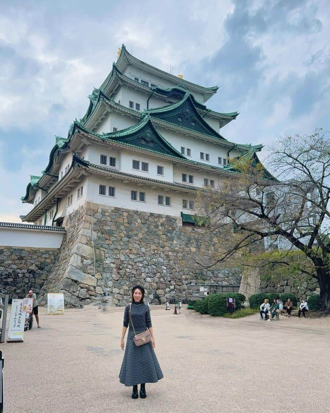 宮田綾子さんのインスタグラム写真 - (宮田綾子Instagram)「🏯ただいま名古屋🏯名古屋城は久しぶり 子供の頃から近くで見て育っているのでお城の景色は落ち着きます👘 敷地内の金チャチ横丁で名古屋コーチン親子味噌煮込みうどんも食べて満足じゃ🥢  ひとつ前の投稿2枚目で帽子姿のアップがあるから見てみてね @ayako__miyata 👈  ストーリーズにも書きましたが、私の写真を使った偽物アカウントなりすましが過去一で多いです⚠️ フォローしたりしないよう通報してください、くれぐれもDMに返信したりしないよう気をつけてくださいね！ @ayako__miyata 青いチェックマーク✔︎が付いているアカウントのみです！  ❤️ @ayako__miyata ←23万フォロワーありがとう❤️  #名古屋城 #名古屋グルメ #名古屋観光 #名古屋駅グルメ #名古屋旅行 #金シャチ横丁 #名古屋めし #名古屋メシ」10月26日 8時35分 - ayako__miyata