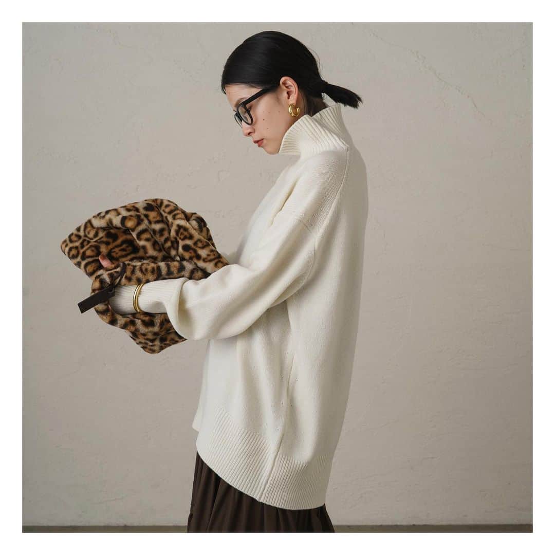 のインスタグラム：「ㅤㅤㅤㅤㅤㅤㅤㅤㅤㅤㅤㅤㅤ ㅤㅤㅤㅤㅤㅤㅤㅤㅤㅤㅤㅤㅤ もっちり厚みのある WOOLタートルニット。 ㅤㅤㅤㅤㅤㅤㅤㅤㅤㅤㅤㅤㅤ 新作続々と入荷しています。 ㅤㅤㅤㅤㅤㅤㅤㅤㅤㅤㅤㅤㅤ ㅤㅤㅤㅤㅤㅤㅤㅤㅤㅤㅤㅤㅤ ㅤㅤㅤㅤㅤㅤㅤㅤㅤㅤㅤㅤㅤ ㅤㅤㅤㅤㅤㅤㅤㅤㅤㅤㅤㅤㅤ ㅤㅤㅤㅤㅤㅤㅤㅤㅤㅤㅤㅤㅤ ㅤㅤㅤㅤㅤㅤㅤㅤㅤㅤㅤㅤㅤ #loungedress #loungedress_snap #ラウンジドレス #23aw #ld_23aw #タートルニット」