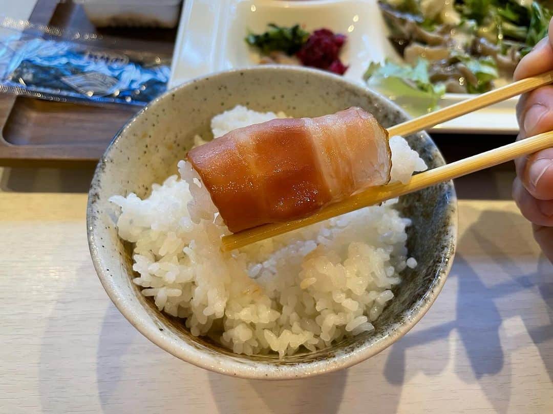 山崎勝之さんのインスタグラム写真 - (山崎勝之Instagram)「ベーコンでごはんを巻いて食べるの美味しいですよね。」10月26日 8時37分 - chan_yama