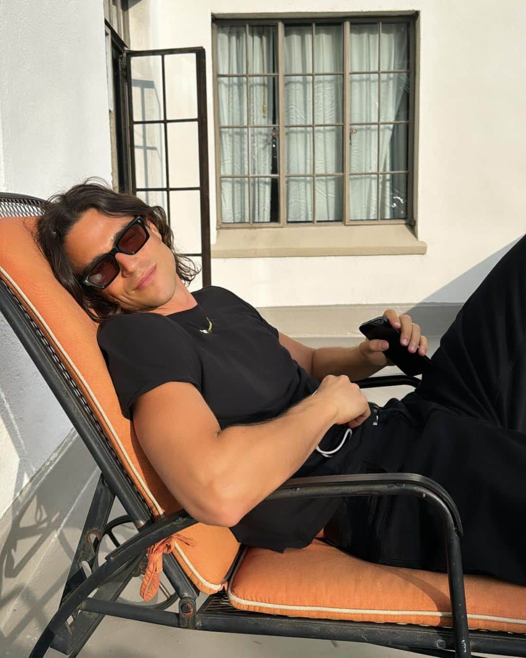 マイルズ・マクミランのインスタグラム：「House keeper is on vacation ✌🏽」