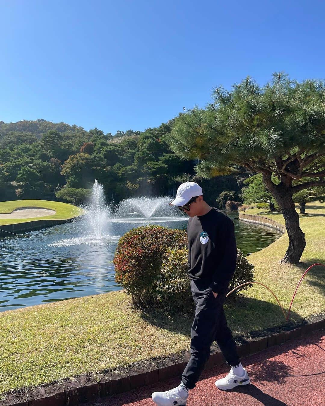 パク・ソングァンさんのインスタグラム写真 - (パク・ソングァンInstagram)「##가을골프⛳️ #말본골프   가을아 부탁이야 ㅋㅋㅋ  겨울 좀 천천히 오라해주라😭😭😭  #크리스탈벨리cc   쉽지않다. 좁다. 짧다. 그린  이상하다. 페어웨이 언듈레이션이 심하다.  최종스코어 85☺」10月26日 19時44分 - parksungkwang_22