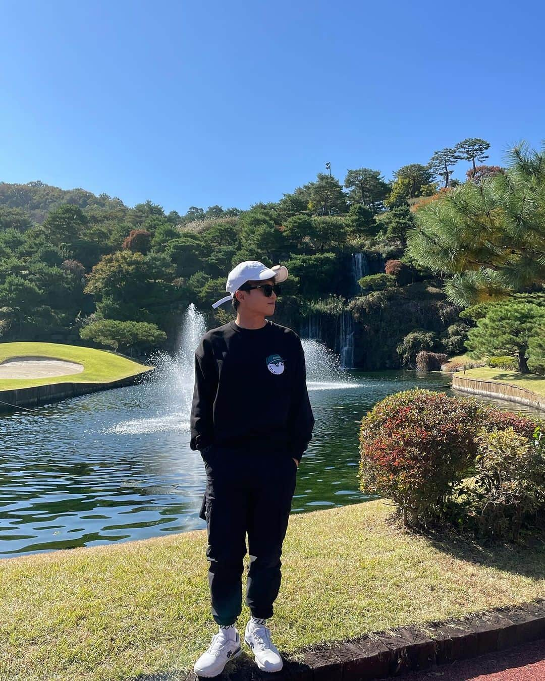 パク・ソングァンのインスタグラム：「##가을골프⛳️ #말본골프   가을아 부탁이야 ㅋㅋㅋ  겨울 좀 천천히 오라해주라😭😭😭  #크리스탈벨리cc   쉽지않다. 좁다. 짧다. 그린  이상하다. 페어웨이 언듈레이션이 심하다.  최종스코어 85☺」