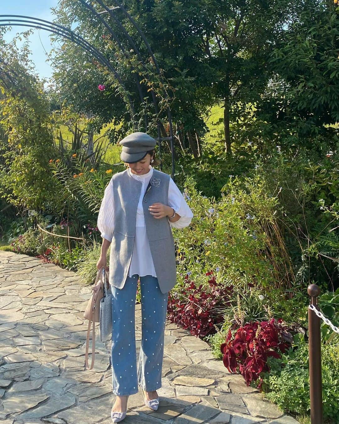 松本亜希さんのインスタグラム写真 - (松本亜希Instagram)「・ 今日の私☺︎  vest: @donobanweb  blouse: #akiron_verofonna  denim: @by.nene  bag: @maisonmargiela  shoes: @tsurubymarikooikawa  hat: #akiron_donoban  pierce: @decollte_accessory  sub bag: @elu_l.official   今日はパールのデニムメインに、他はグレートーンで合わせました♪お気に入りのコーデになりました😍  デニムは @by.nene のもので、ゆきさんが履いてて可愛かったので🖤程よいゆとりと、後はパールついてないところがまた良い⭕️  写真3枚目、サブバッグは @asahikamiya ちゃんの @elu_l.official のフルールトートの小さい方。 大きい方も持ってるんだけど、デイリー使いに持ちたかったのでレッスンバッグサイズもget！ 作りもすごくしっかりしていて、持ち手のスカラップも刺繍もすっごく綺麗。 イニシャル刺繍も入れてもらった♬ 大はミニロンのRなので、こっちはAに。 スワンもお気に入り😍😍  __________________________ #ootd #coordinate #コーディネート #outfit #fashion #ファッション　 #コーデ #ママコーデ#男の子ママ #デニム#パールデニム#デニムコーデ #サブバッグ#エコバッグ#フルールトート #レッスンバッグ」10月26日 19時37分 - m_akiron