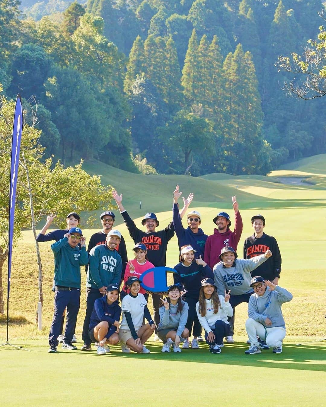 高橋としみさんのインスタグラム写真 - (高橋としみInstagram)「今日はチャンピオンコンペ⛳️⛳️  みんなが着てるのはもちろんChampion❤️ チャンピオンらしい アメリカンカジュアルのエッセンスと アスレチックスウェアの機能性を兼ね備えた スウェットスタイルのゴルフウェア⛳️  ゴルフはもちろん普段も着れるし カジュアルで誰でも取り入れやく コーディネートしやすいウェア😊  今日スクランブル方式のダブルス戦⛳️ なみきちゃんとチームだったよー✨ お互い助け合いながら37.41😊 同組はクロカンさんと千晃ちゃん✨  最高に楽しかったー😆✨✨  #PR#ChampionJP#ゴルフ#ゴルフ女子 #ゴルフコンペ#ゴルフウェア#ゴルフ#高橋としみ#golf#チャンピオンゴルフ」10月26日 19時37分 - toshimi_1002