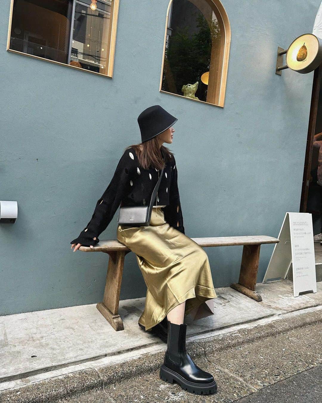 樽見麻緒のインスタグラム：「休日コーデ♡  #ootd#outfit#mamafashion#mamacode#code#autumn#mao_code#autumnfashion#ママコーデ#ママファッション#ブーツコーデ#サテンスカート#ブラックコーデ#中目黒カフェ#カフェ活」