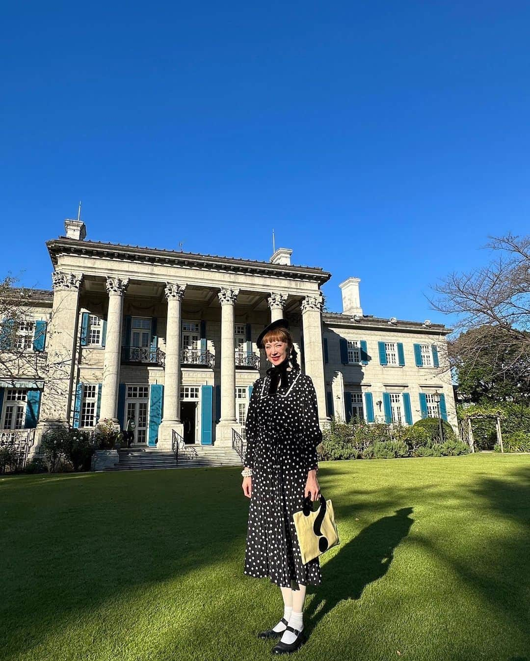 SHOKOのインスタグラム：「秋晴れの青空が広がる東京☀️今日は、英国大使館にお呼ばれ🇬🇧 DBT (Department for Business and Trade)とCPR TOKYOによるイギリスの9ブランドの合同展示会には、本国からも沢山のスタッフが来日され、華やかな雰囲気の中、英国の歴史あるクラフトマンシップや素材やデザインに誇りを感じる新作を楽しませていただきました。 個人的には、ロンドンに住んでいる時から大好きで集めているJohnstons of Elginのタータンチェックのストールは、今年の新作を見られてワクワク♪  入り口に飾られたチャールズ国王ご夫妻やエリザベス女王の写真に一礼し、イギリスのGusbourneのシャンパンで乾杯し、上質で品のあるイギリスらしいファッションアイテムを楽しみ、久しぶりにお会いした英国大使館の方々や、エディターやスタイリストの皆さんとの再会、初めてお会いできた方々とも、話に花を咲かせた楽しい午後でした。  イギリスの物作りは一貫して丁寧で、ひとつひとつの歴史ある技術に、職人さんたちの誇りを感じます。受け継いでいくことも大切にしていて、手に取ると背筋が伸びるような程よい緊張感があります。そんな精神性は、私が服を作る時には必ず大事にしていること。ロンドンで学んだアート&デザインを、今仕事に出来ていることに、私自身改めて、喜びを感じました🇬🇧✨」