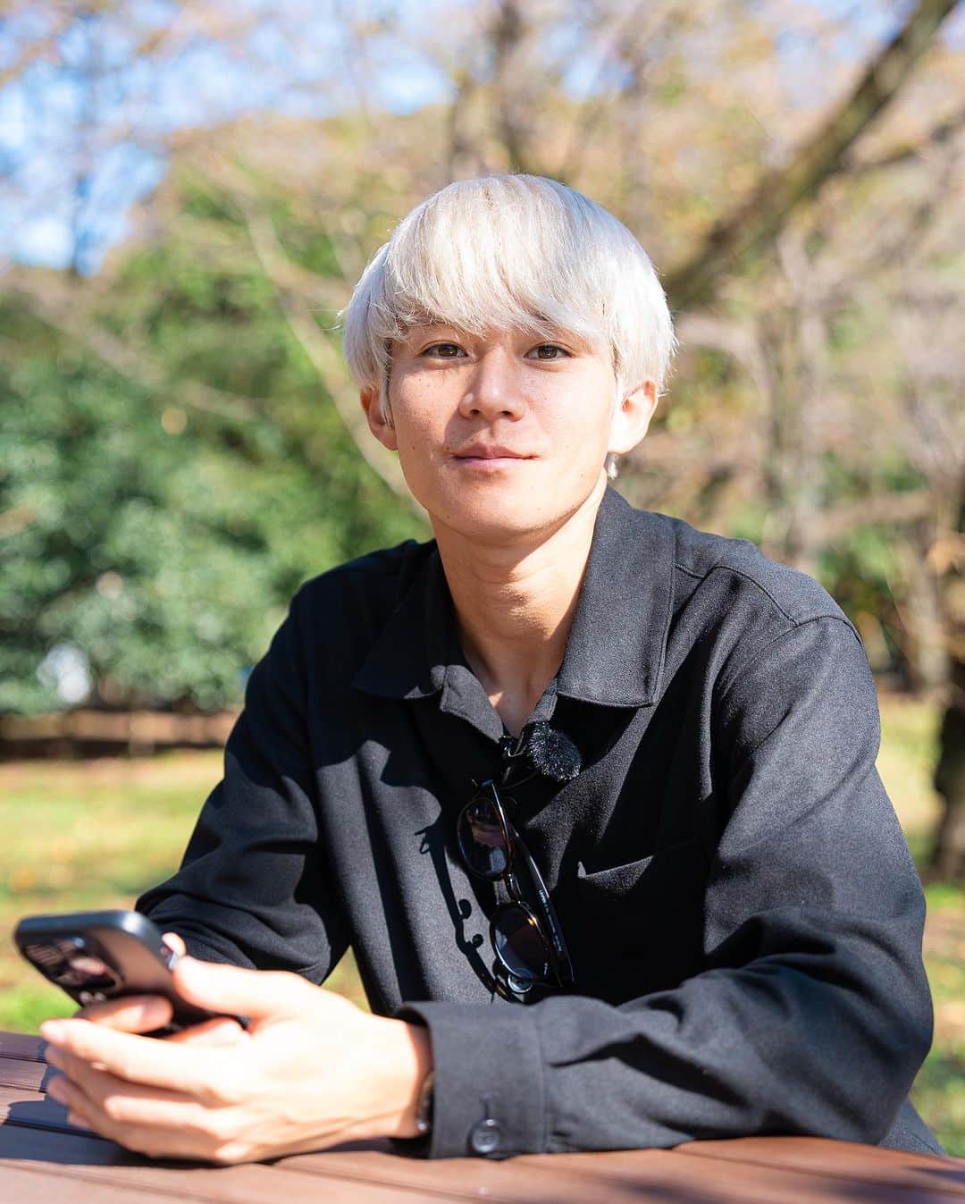 三津家貴也のインスタグラム：「. 今日は代々木公園でゆっくりと。 今週はマラソンの疲れを癒してます☺️ Photo by @reiji_0819  #マラソン #リカバリー #動画撮ったよ #UNIQLO #ブラッシュドツイルオーバーシャツ #PR」