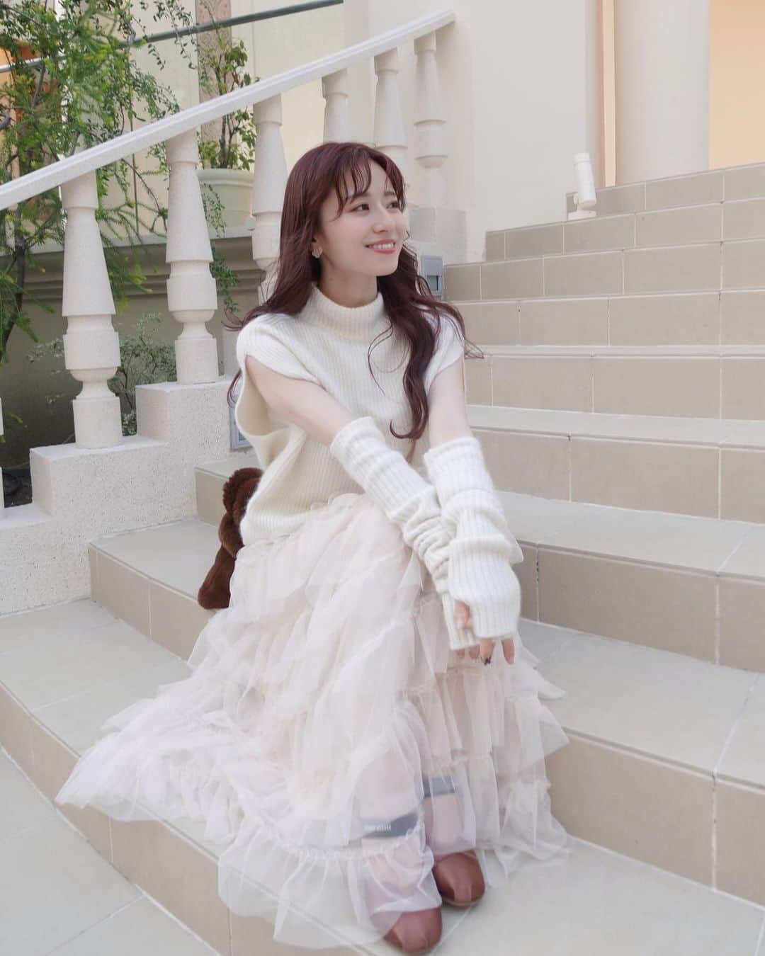 黒坂優香子のインスタグラム：「🤍  ニット　@anuans.official  バッグ　@adametrope  パンプス　@miumiu ピアス　@vancleefarpels   お気に入りたち♡  #anuans  #adametrope #miumiu #ootd #fashion #コーデ #ゆかこーで #153cmコーデ」