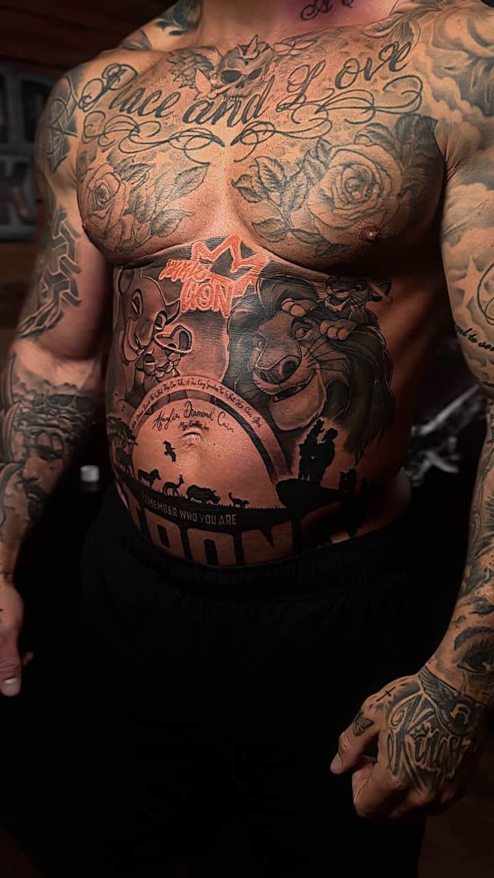 のインスタグラム：「Tribute to my 'Likkle Lion' 🦁  I wanted this piece not only to be a magnificent tribute to the most beautiful, impactful and important person in my life - my daughter Azaylia and our truly magical journey together, but to remind me through all the tough times I am yet to face.. Who I am, what my purpose is and where my strength lies to always overcome it.  While getting tattoo'd today someone asked me 'what is one thing you want everyone to remember you for when you're gone?' My answer 'being the father of Azaylia Diamond Cain' and I will continue to fight so that my love, my strength, my light and my spirit spreads to as many people in this world that need it - so they will not only be lifted by it, but know truly where it came from.   🦁✊🏾🧡👼🏼  So much love to my talented old friend and brother @troyroscoe for reaching out and making this magic happen. A massive thank you to the main man @wilk.inks for his imagination, artistry and heartfelt thought behind this design. And huge props to @andrewvivid for accommodating me to the highest degree fitting my sessions around my busy schedule to get this piece done at his studios @vividinktattoostudios 🫡  Episode out on YouTube next week #TattTalks - It's powerful 🙏🏾」