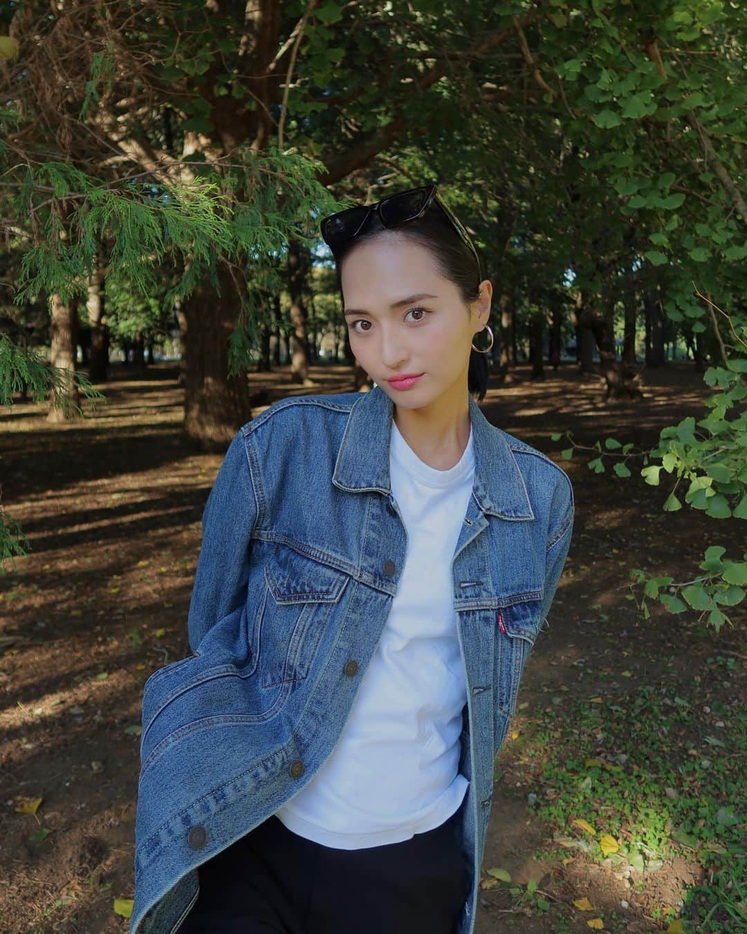 山賀琴子のインスタグラム：「この日のコーデ意外と好評だった🫶🏻  UNIQLOの白ティーにヘビロテしているガリャルダガランテのスラックス、デニムジャケットは彼の🤫  靴は写ってないけどオニツカタイガー🐯  #fashion #ootd #outfitoftheday #autumnvibes」