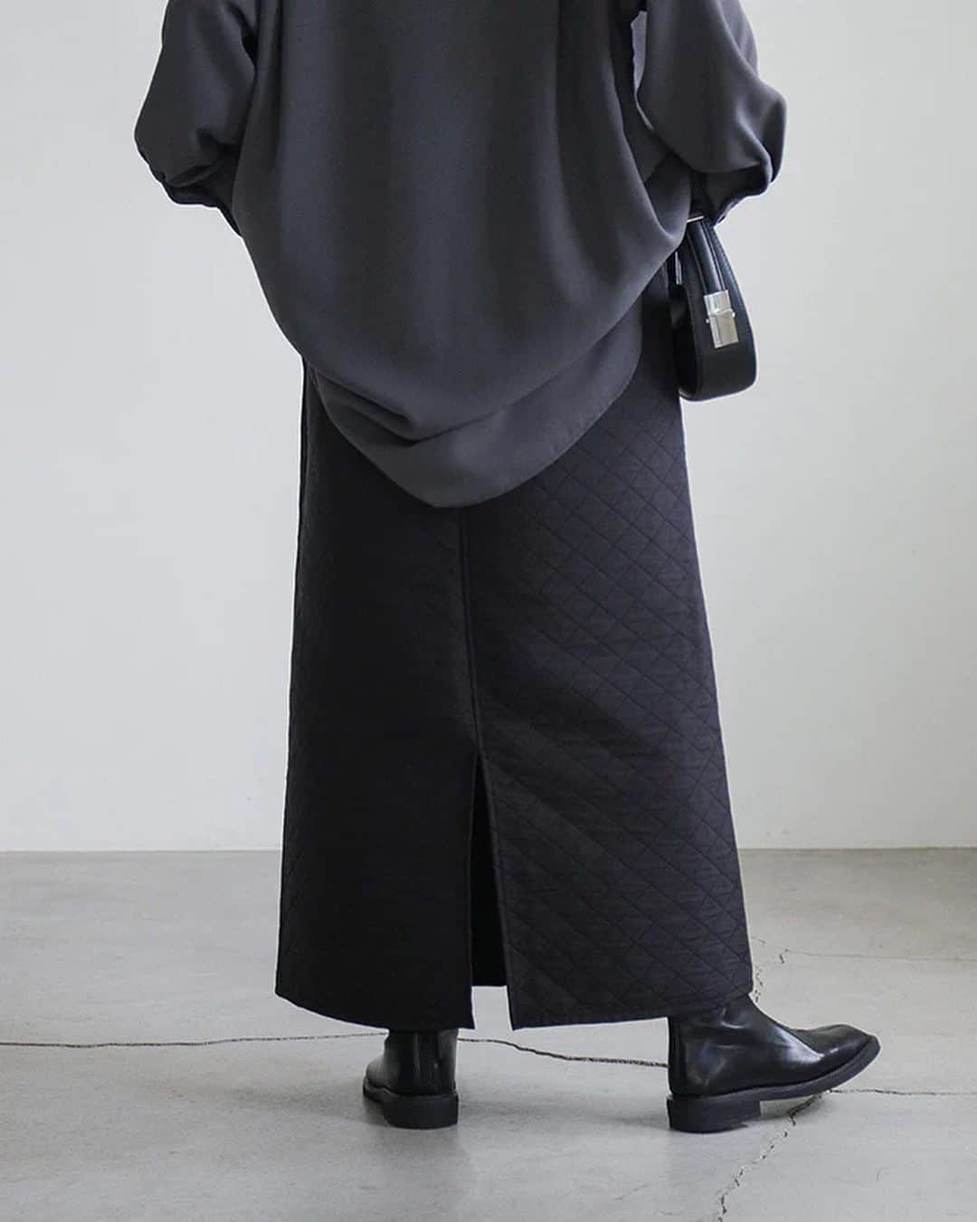 moca さんのインスタグラム写真 - (moca Instagram)「10/26 newitem . No. 20001247 ウエストドロストキルティングスカート【official限定】  秋冬ならではのキルティング素材で仕上げたロングスカート。  膨らみを抑えた中綿キルトとセミタイトシルエットで、シティユースにぴったりのきれい見えする雰囲気にまとめています。  ウエストはドロスト仕様なので、フィット感のあるトップスをインするスタイルがおすすめ。   素材感を映えさせるシンプルなニット合わせがおすすめ。  ロングブーツと合わせたスタイリングも◎  price：5,500yen（tax in) color : グレイッシュベージュ / ブラック model : グレイッシュベージュ158cm / ブラック160cm  #selectmoca #セレクトモカ」10月26日 19時42分 - selectmoca