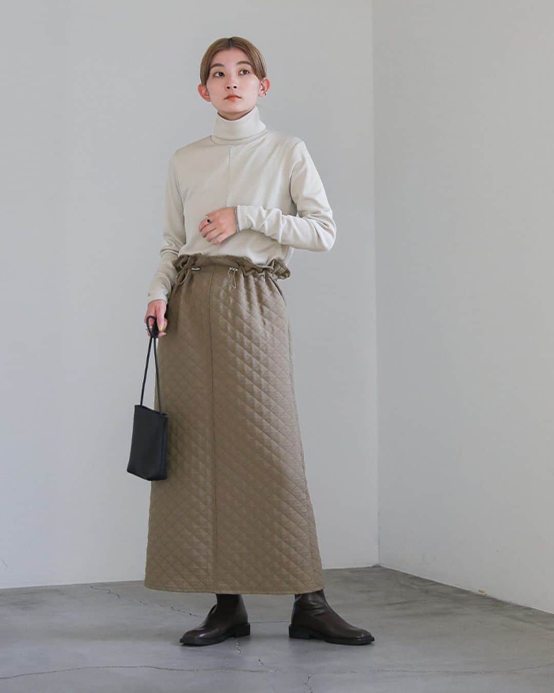moca さんのインスタグラム写真 - (moca Instagram)「10/26 newitem . No. 20001247 ウエストドロストキルティングスカート【official限定】  秋冬ならではのキルティング素材で仕上げたロングスカート。  膨らみを抑えた中綿キルトとセミタイトシルエットで、シティユースにぴったりのきれい見えする雰囲気にまとめています。  ウエストはドロスト仕様なので、フィット感のあるトップスをインするスタイルがおすすめ。   素材感を映えさせるシンプルなニット合わせがおすすめ。  ロングブーツと合わせたスタイリングも◎  price：5,500yen（tax in) color : グレイッシュベージュ / ブラック model : グレイッシュベージュ158cm / ブラック160cm  #selectmoca #セレクトモカ」10月26日 19時42分 - selectmoca