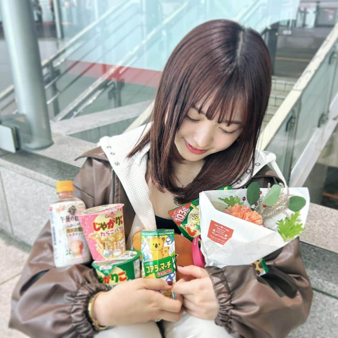 一ノ瀬陽鞠（ひまりん）のインスタグラム：「路上ライブありがとうございました( ◜ω◝ )  たくさんのお菓子とお花〜嬉しい〜☻  沢山お話もできて楽しい〜☻  いつも差し入れ持ってきてくれてありがとう活力🥹感謝  次は11月かなまた待ってます♡」