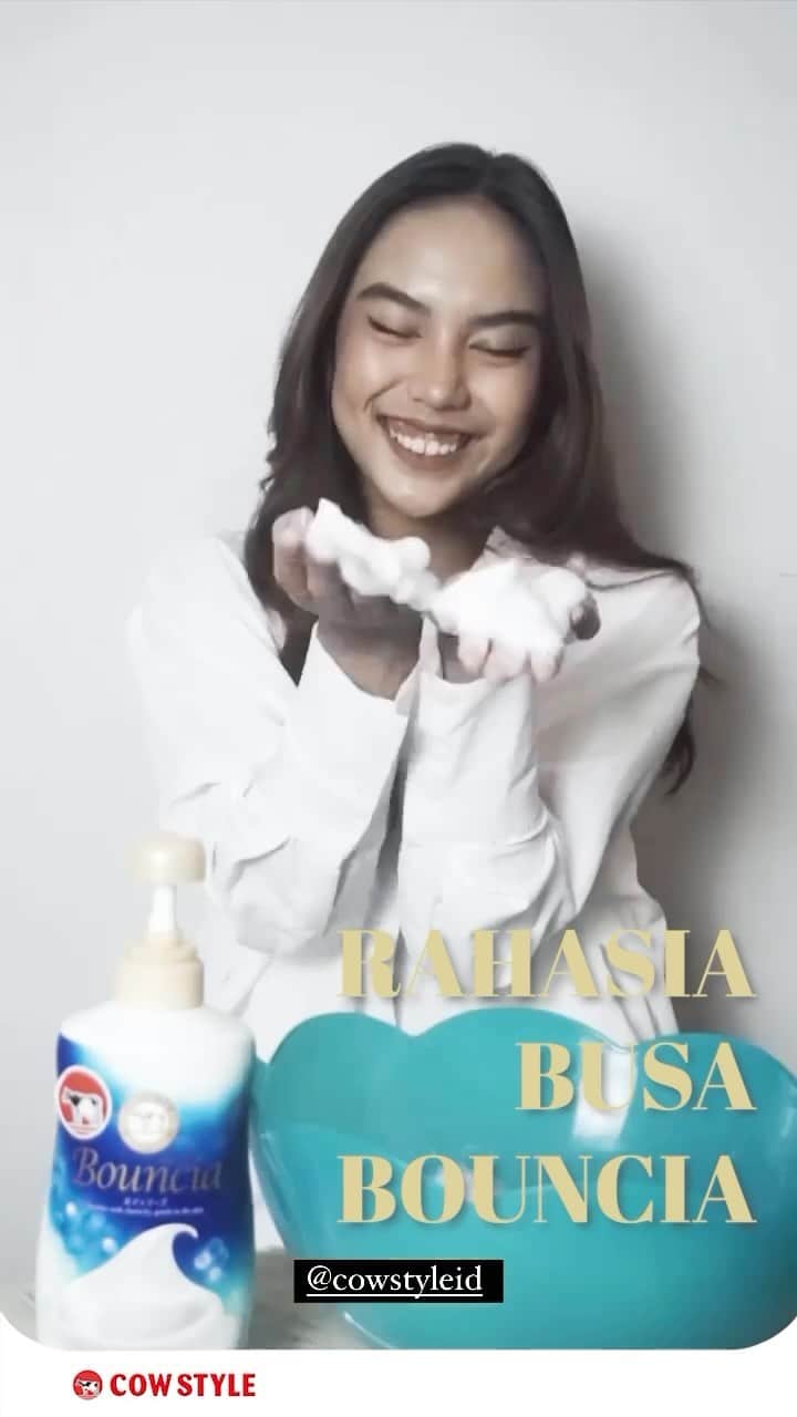 COWSTYLEIDのインスタグラム：「Yakin gak iri sama kak @raissashofia karena setiap hari mandinya pakai Bouncia Body Soap yang ada collagen + shea butter + hyaluronic acid? Terus bisa nikmatin mandi dengan rich foam yang wangi banget! 🥰  Kalau kamu mau juga ini bisa dipesan, tinggal klik link di bio ya💗  #cowstyleindonesia #cowstylebeauty #bounciabodysoap #yukcobabouncia #sabunpremium」