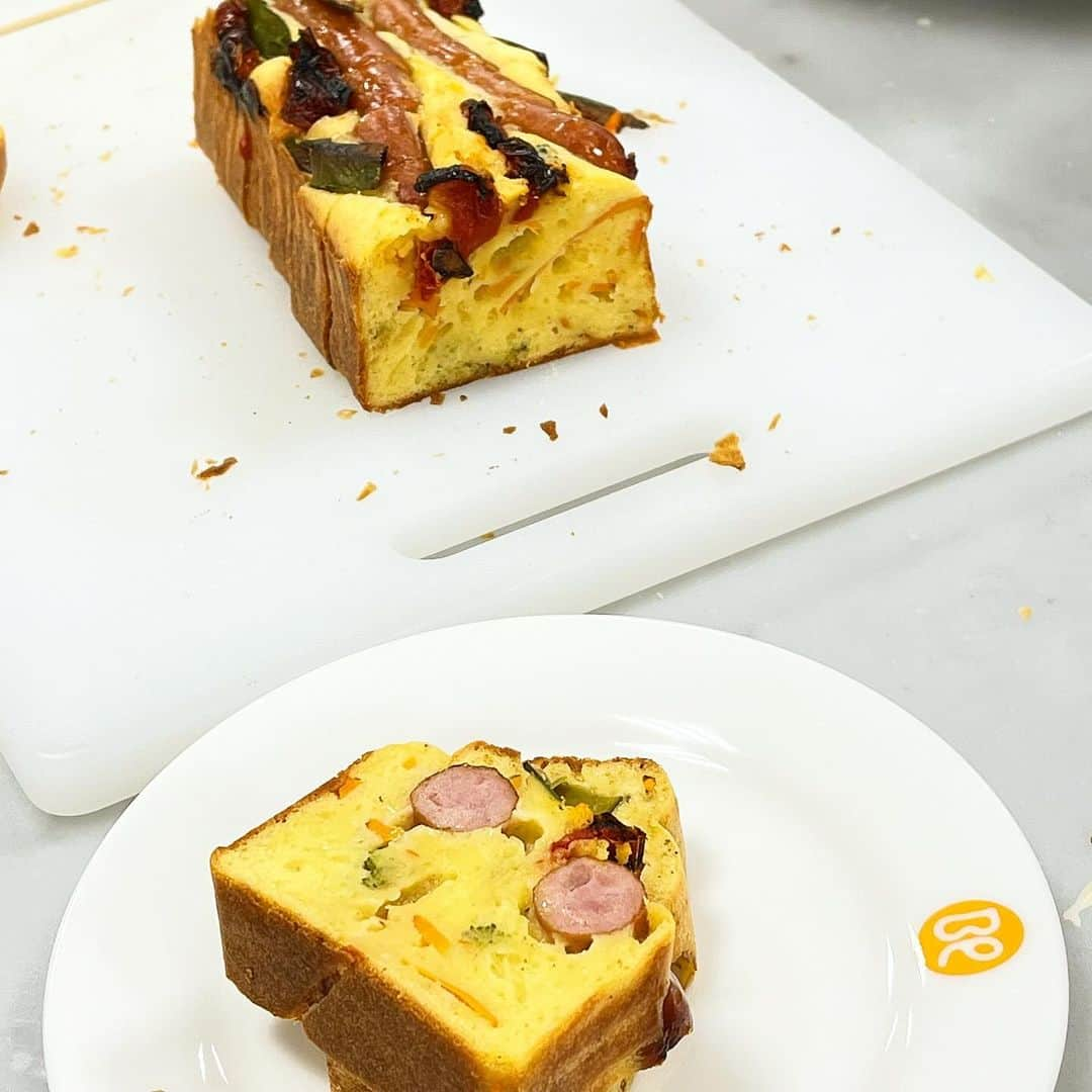 東京ベルエポック製菓調理専門学校のインスタグラム：「パティシエ実践科2年生❕  menu🧁🤍📄  〇パティシエ実践科  #卒業制作  中間発表まであと少し❕ 来週も頑張りましょう💪🔥  #パティシエ科 #パティシエ実践科 #専門学校 #進路 #お菓子作り #専門学生 #製菓実習 #製菓専門学校 #専門学生の日常 #プロを目指す #製菓 #将来の夢  #お菓子作り好きな人と繋がりたい #パティシエール #スイーツ好きな人と繋がりたい #楽しい学校 #製菓学生 #お菓子作り記録 #スイーツ作り #おかし作り #スイーツ部  #マジパン細工  #飴細工  #焼菓子  #アントルメ  #プチガトー  #ギフト  #クリスマス  #ハロウィンお菓子」