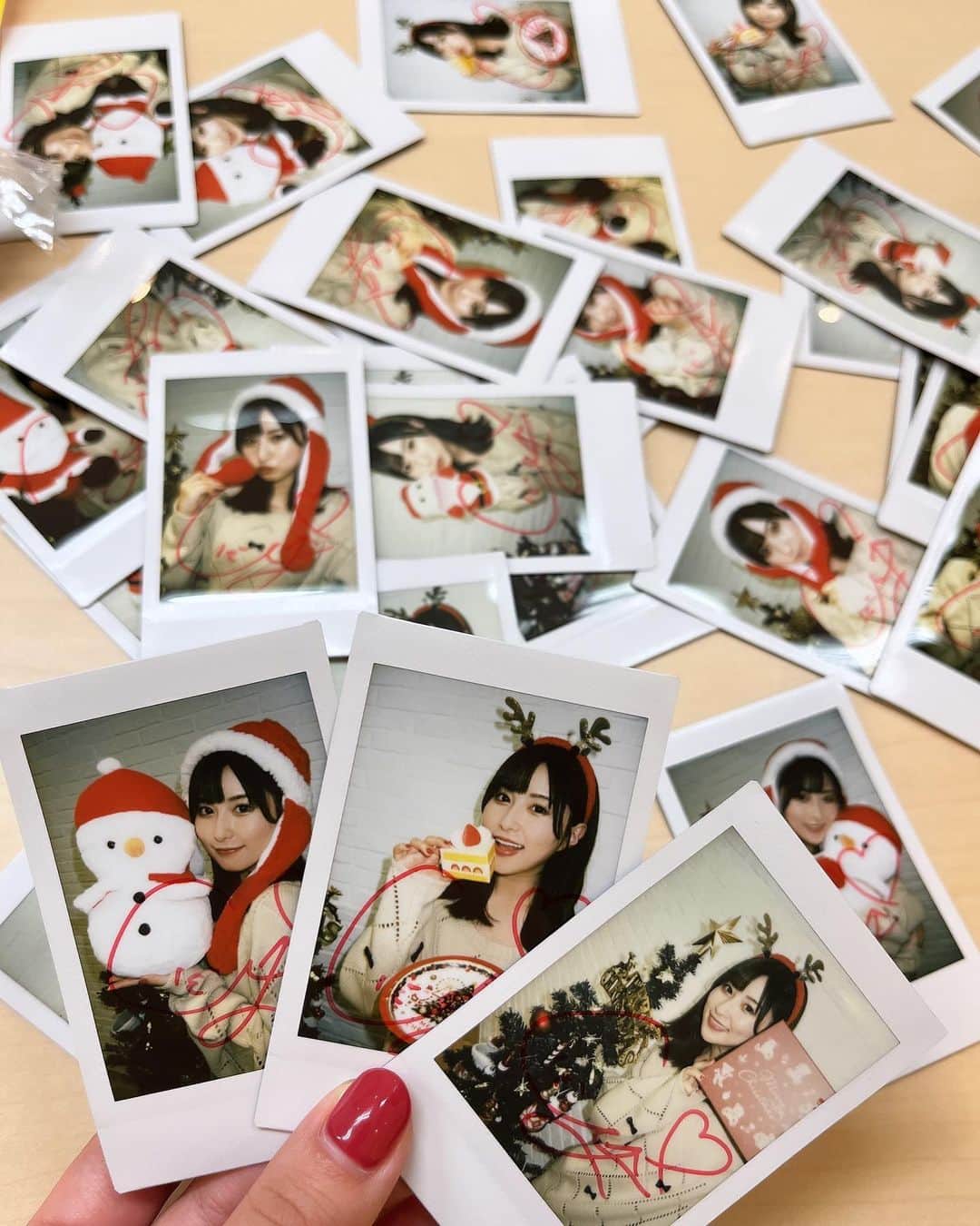 のインスタグラム：「📷  今日はファンクラブ内のコンテンツガチャ用の 撮影をしてきたよー❣️  この他にも デコチェキとか、書き物とか色々した☺️  ぜひ遊んでみてね🎁  https://agefans.jp/actor/narusecocomi」